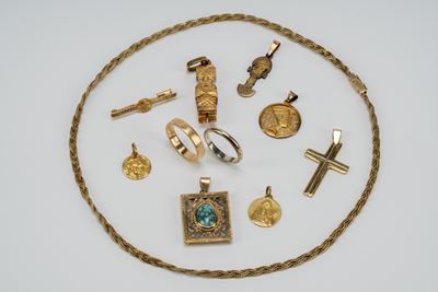 Gioielli in oro giallo 18k, lotto di undici pezzi (pendenti, catena, spilla e fedi)
