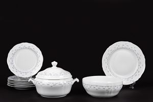 Parte di servizio in porcellana bianca a piccoli decori blu e rossi, Richard Ginori