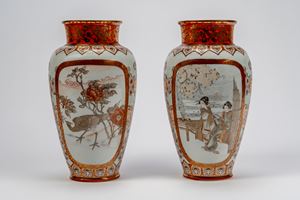 Elegante coppia di vasi in porcellana Kutani nei toni oro e rosso corallo, Giappone, periodo Meiji
