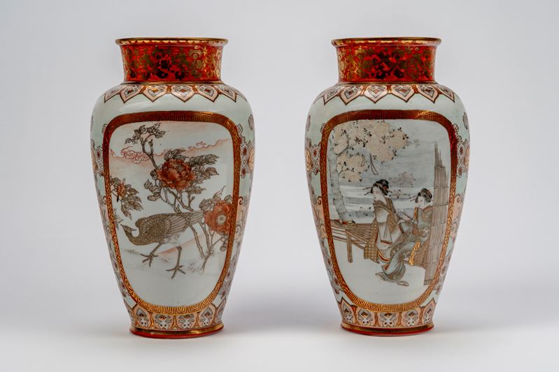 Elegante coppia di vasi in porcellana Kutani nei toni oro e rosso corallo, Giappone, periodo Meij...