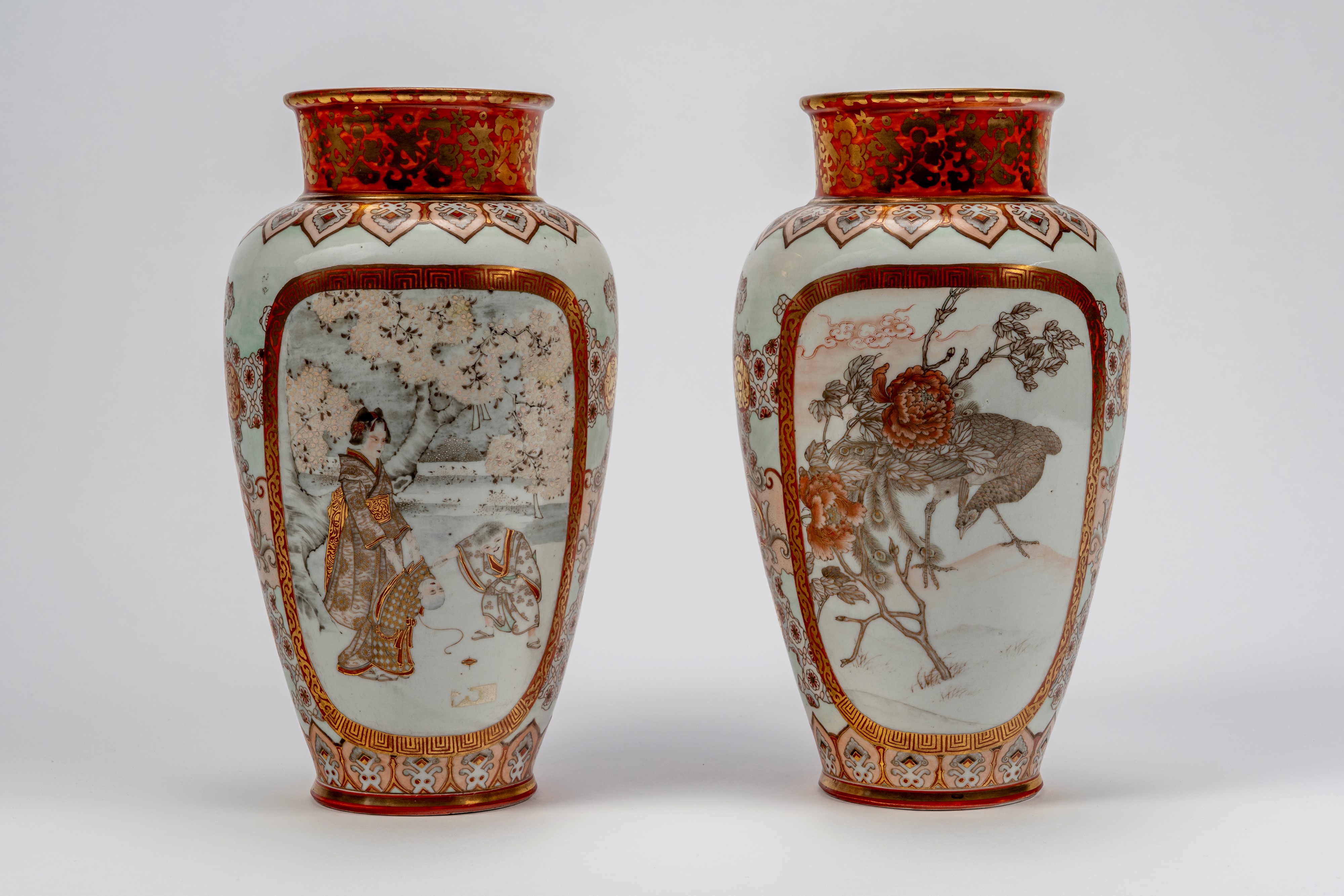 Elegante coppia di vasi in porcellana Kutani nei toni oro e rosso corallo, Giappone, periodo Meij...