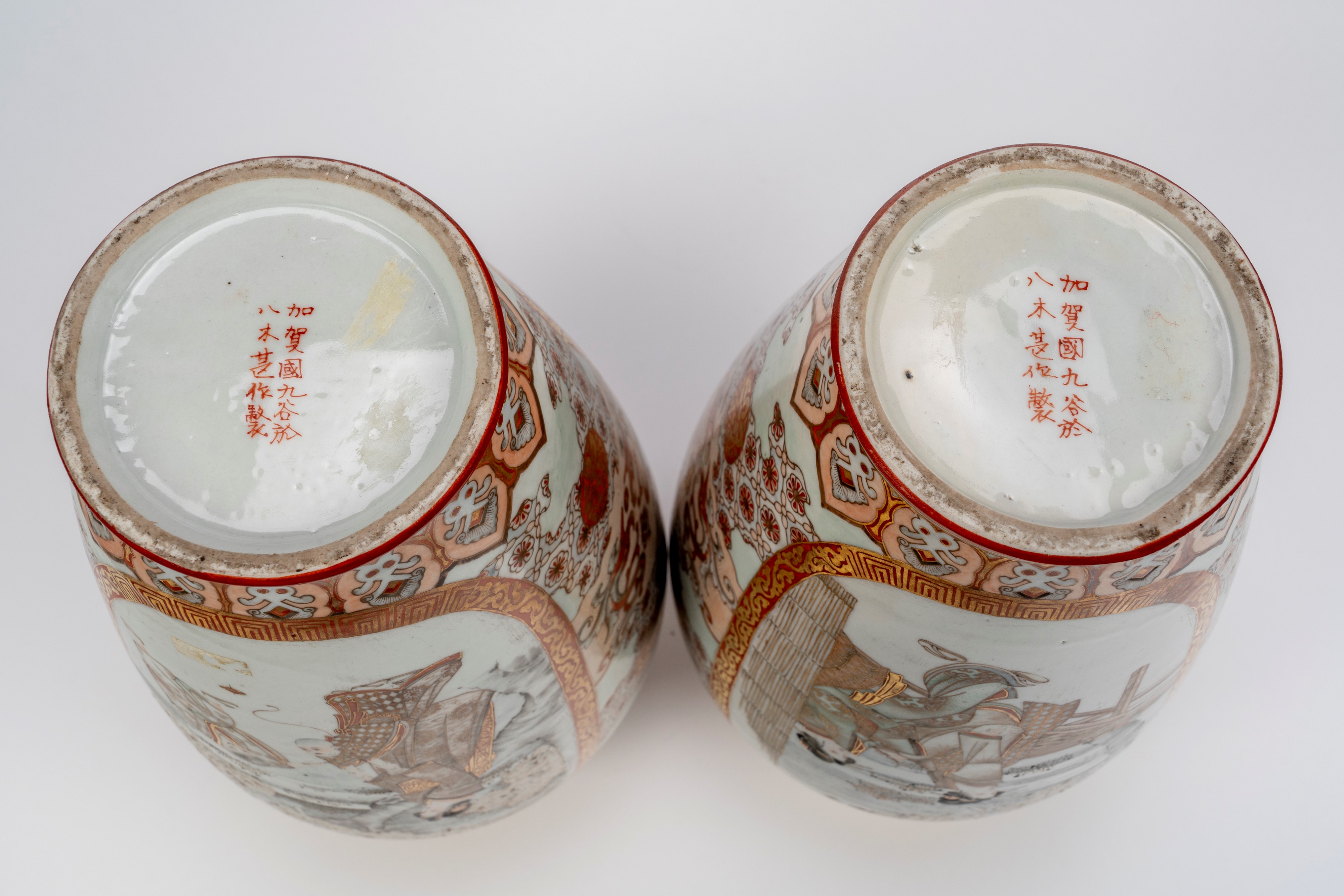 Elegante coppia di vasi in porcellana Kutani nei toni oro e rosso corallo, Giappone, periodo Meij...