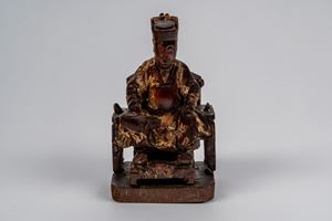 Scultura in legno laccato e dorato raffigurante dignitario seduto, Cina, dinastia MIng