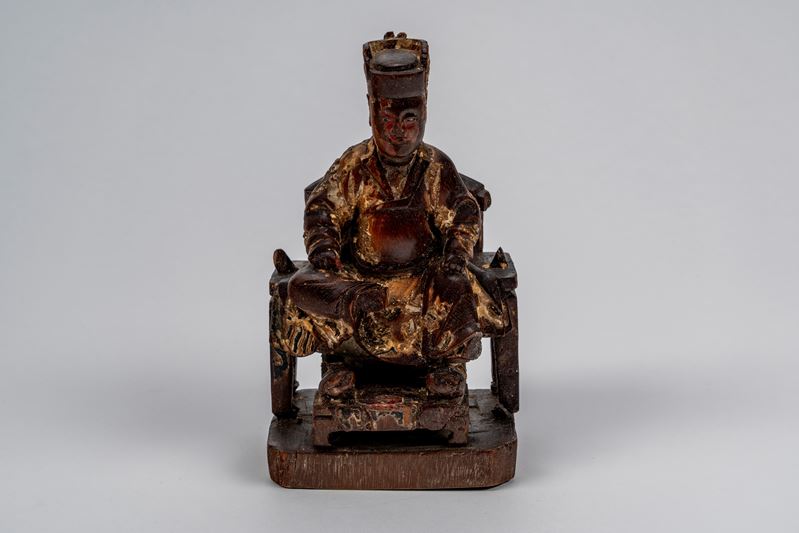 Scultura in legno laccato e dorato raffigurante dignitario seduto, Cina, dinastia MIng