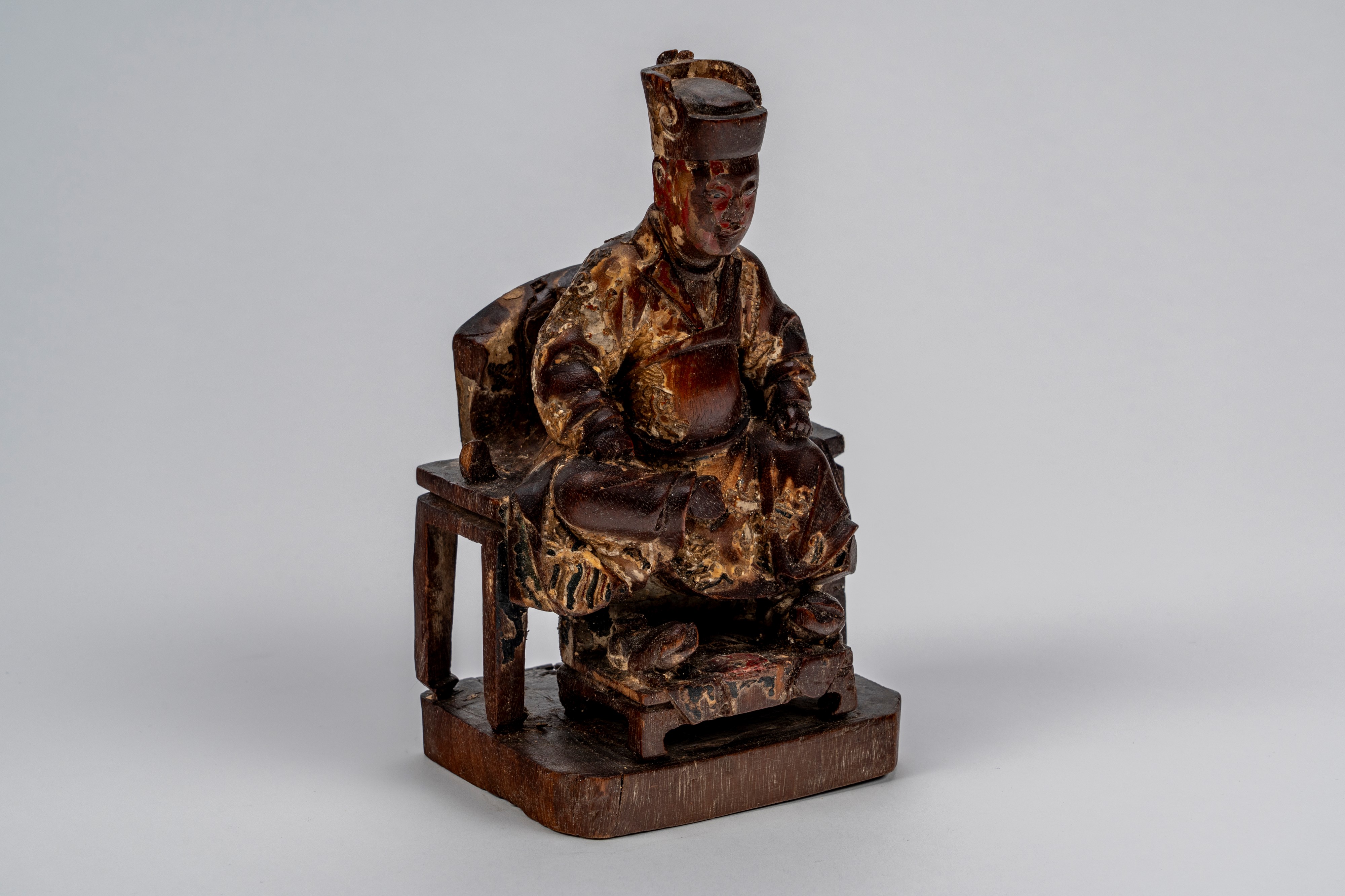 Scultura in legno laccato e dorato raffigurante dignitario seduto, Cina, dinastia MIng