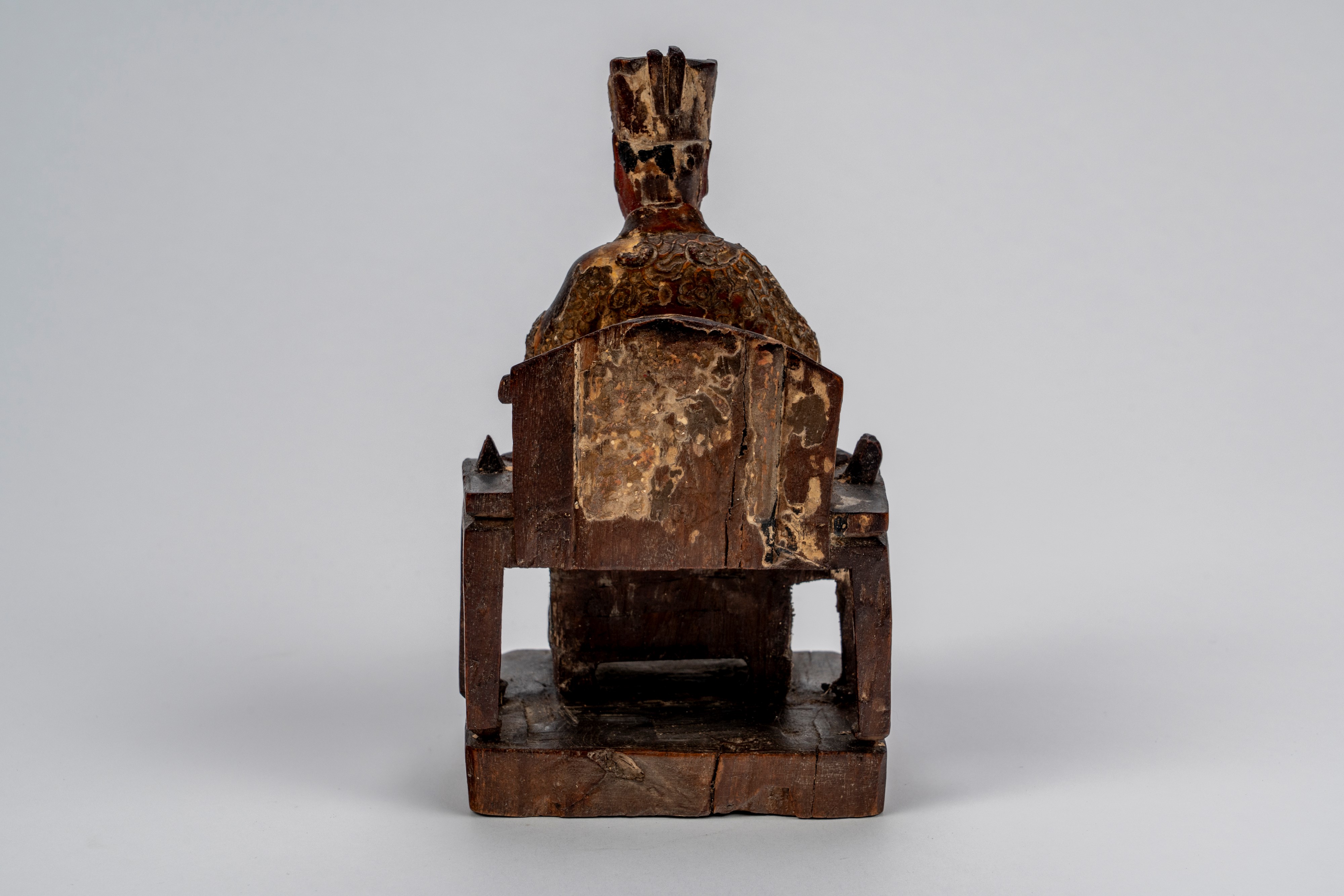 Scultura in legno laccato e dorato raffigurante dignitario seduto, Cina, dinastia MIng