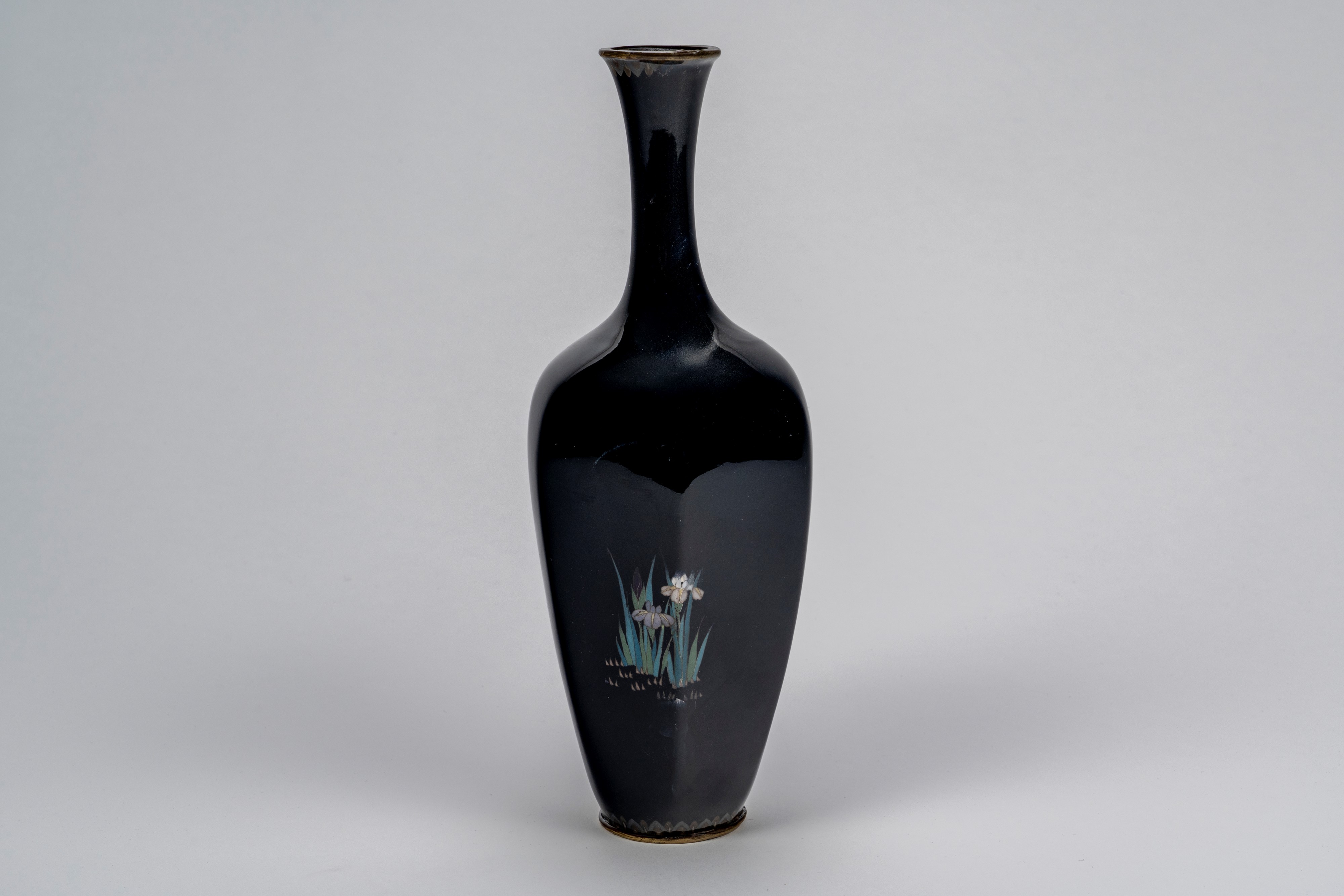 Ito, Vaso cloisonné a collo lungo, Giappone, periodo Meiji, 1870-1890