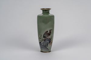 Vaso cloisonn&eacute; a fondo grigio-verde, Giappone, periodo Meiji