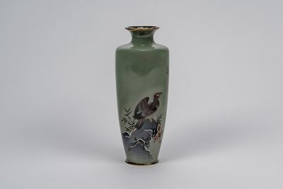 Vaso cloisonné a fondo grigio-verde, Giappone, periodo Meiji, 1870-1890
