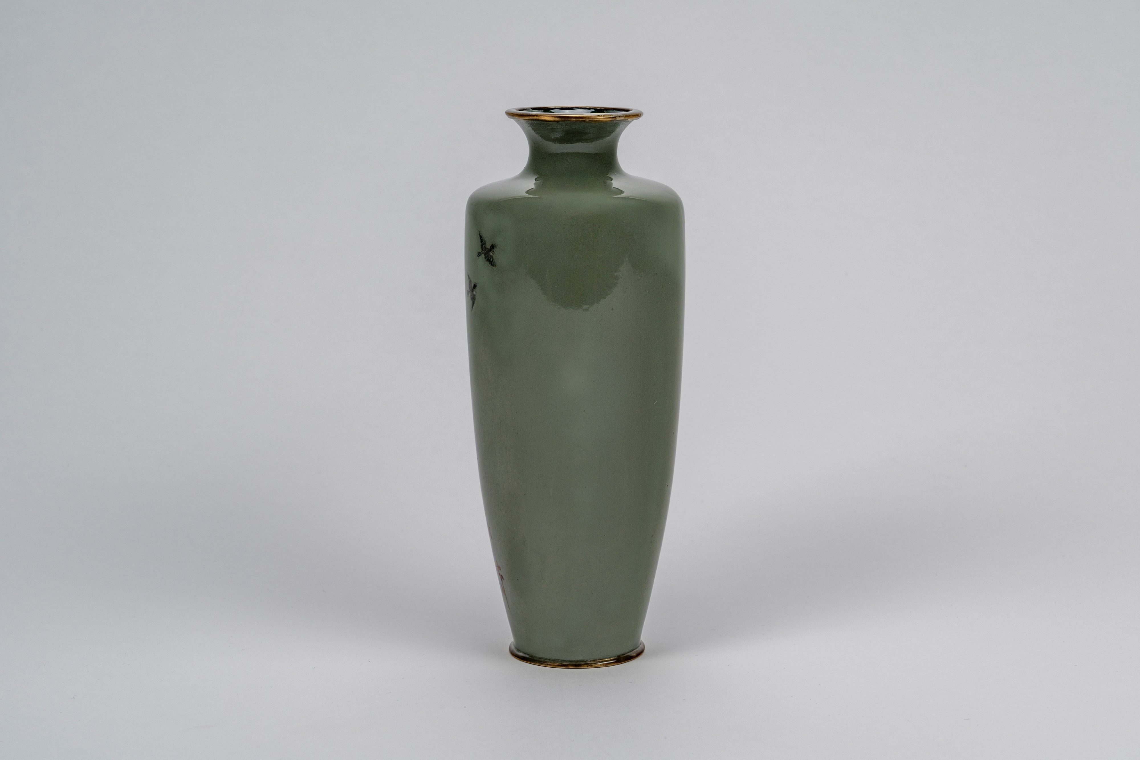 Vaso cloisonné a fondo grigio-verde, Giappone, periodo Meiji, 1870-1890