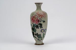 Vaso cloisonn&eacute; decorato con crisantemi, Giappone, periodo Meiji