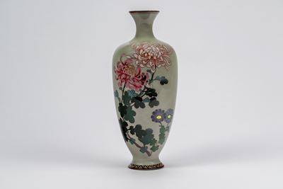 Vaso cloisonné decorato con crisantemi, Giappone, periodo Meiji, 1870-1890, altezza cm. 30