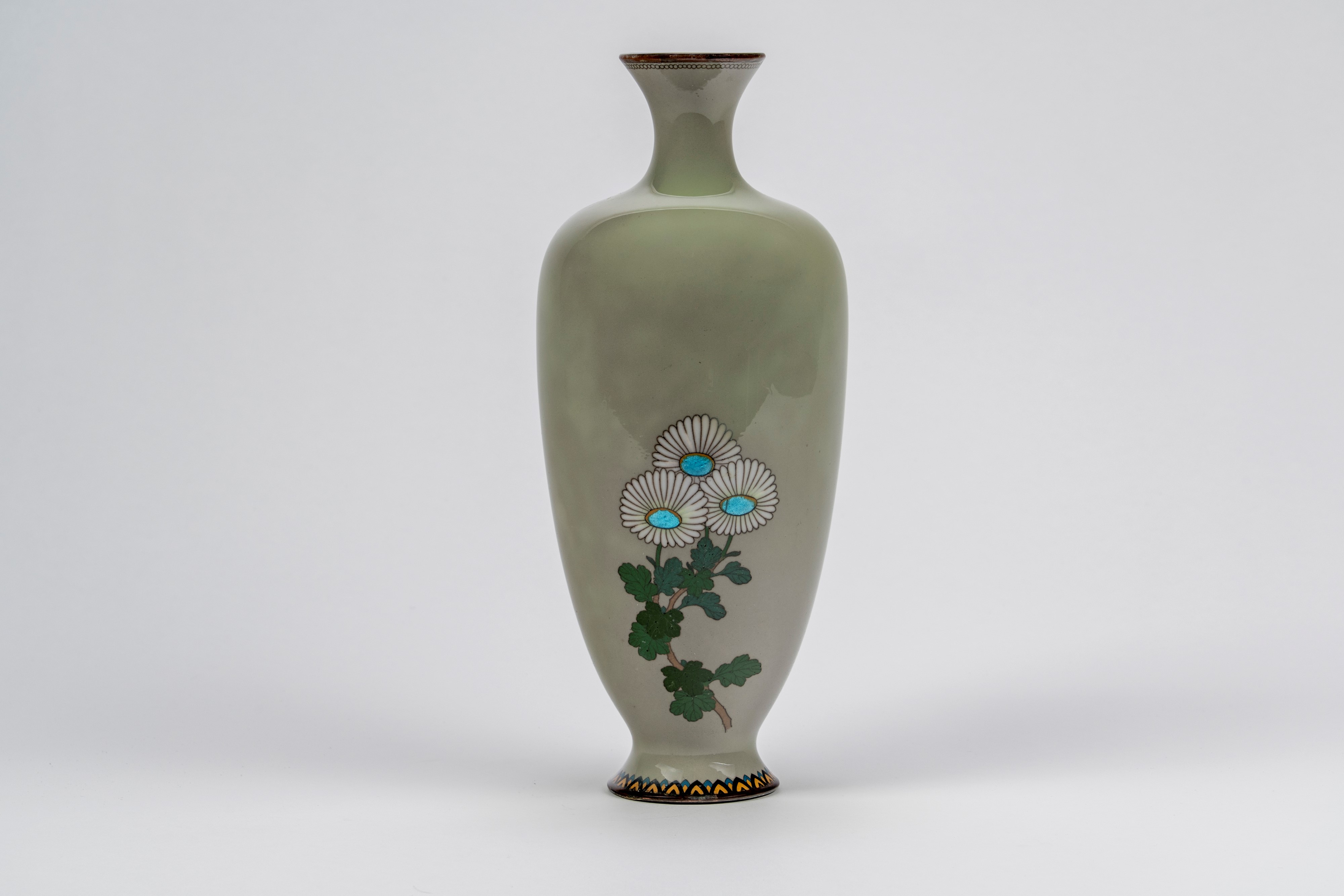 Vaso cloisonné decorato con crisantemi, Giappone, periodo Meiji, 1870-1890, altezza cm. 30
