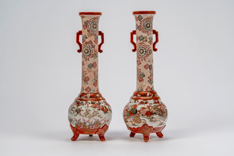 Bella coppia di vasi Kutani a collo lungo, nei toni in rosso ferro e oro, Giappone, periodo Meiji