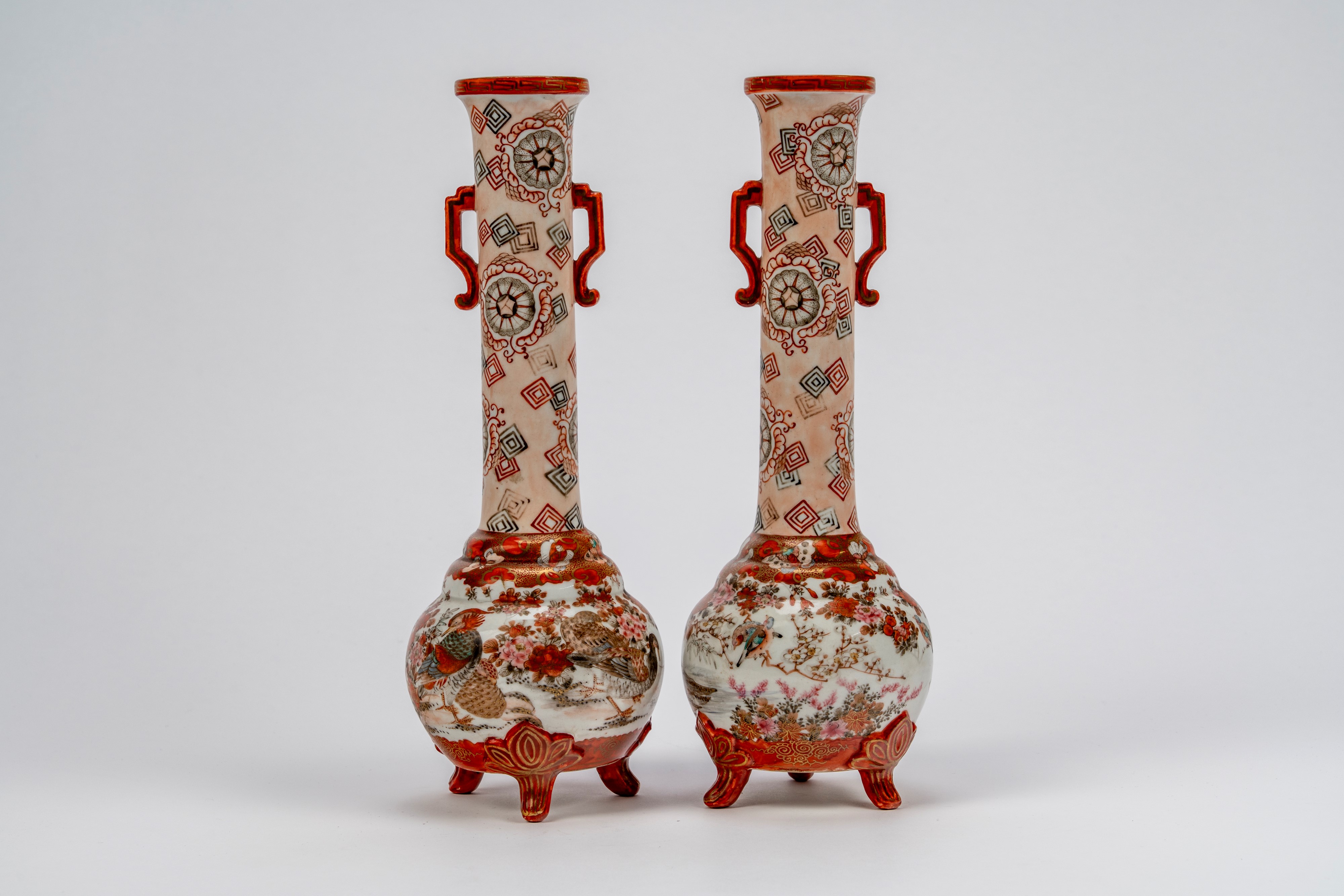Bella coppia di vasi Kutani a collo lungo, nei toni in rosso ferro e oro, Giappone, periodo Meiji