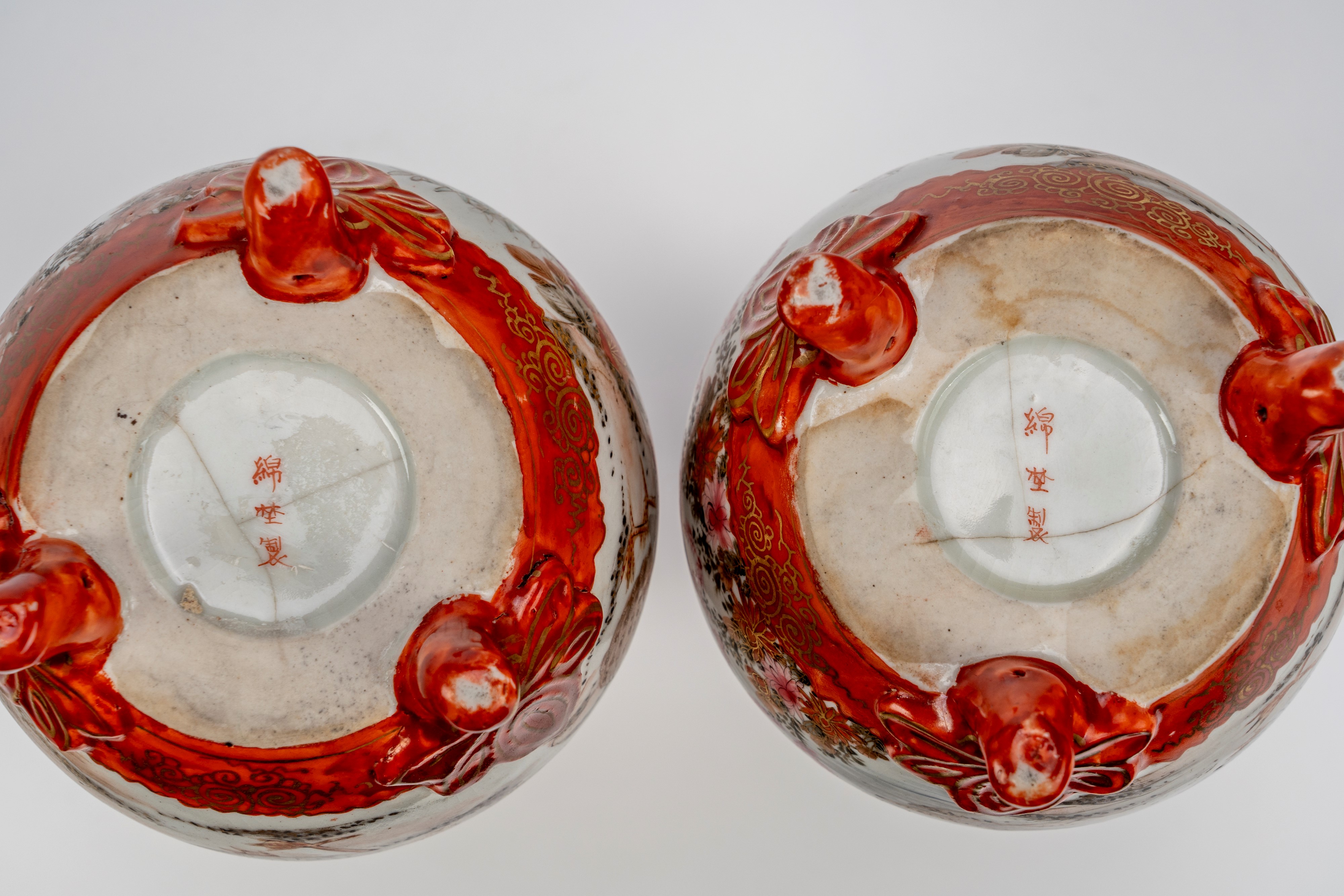 Bella coppia di vasi Kutani a collo lungo, nei toni in rosso ferro e oro, Giappone, periodo Meiji