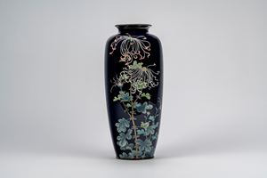 Elegante vaso cloisonn&eacute; decoro con fiori a sfondo blu notte, Giappone, periodo Meiji