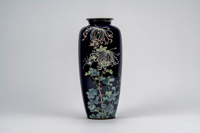 Giappone, Vaso cloisonné con decoro floreale a sfondo blu notte, periodo Meiji