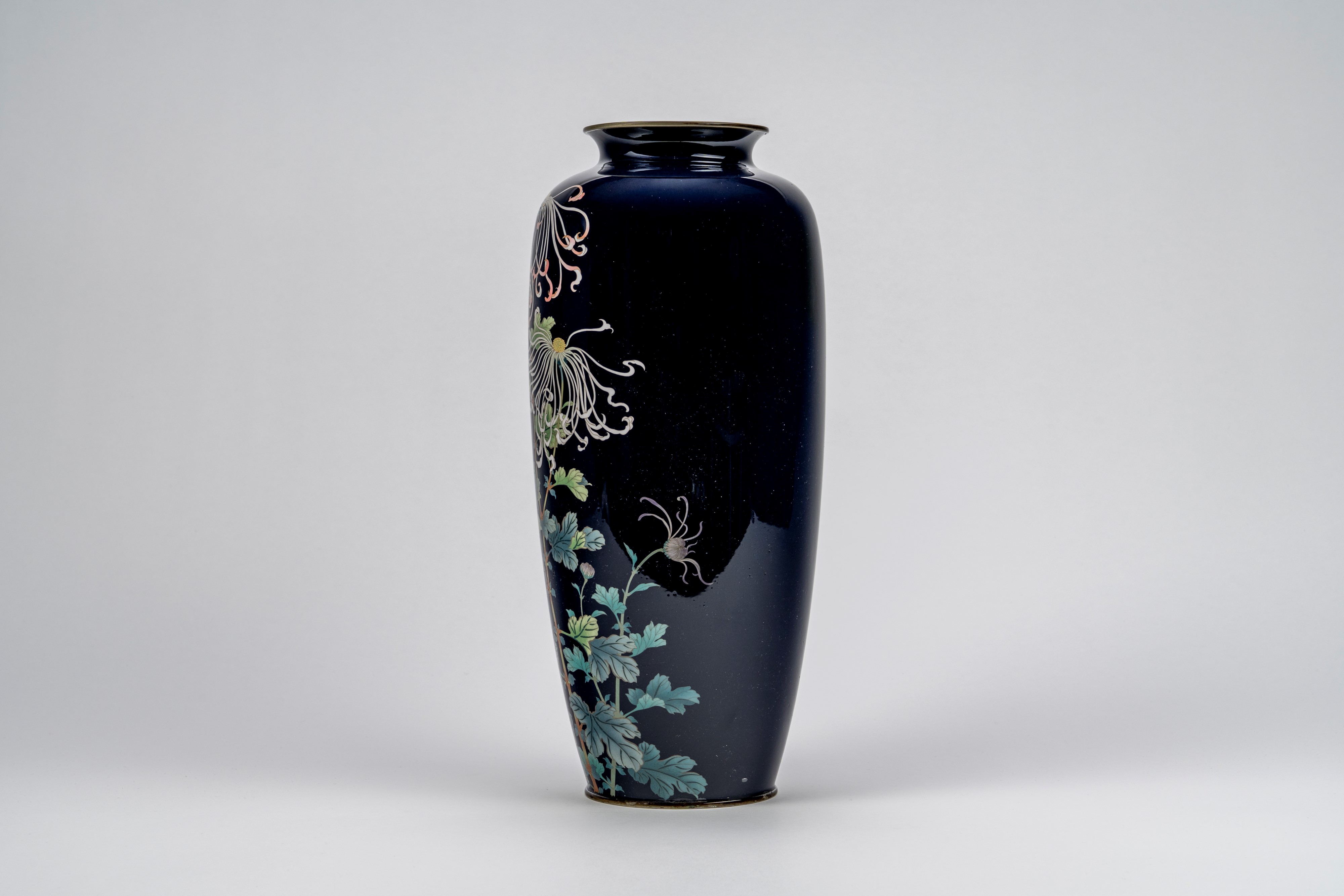 Giappone, Vaso cloisonné con decoro floreale a sfondo blu notte, periodo Meiji