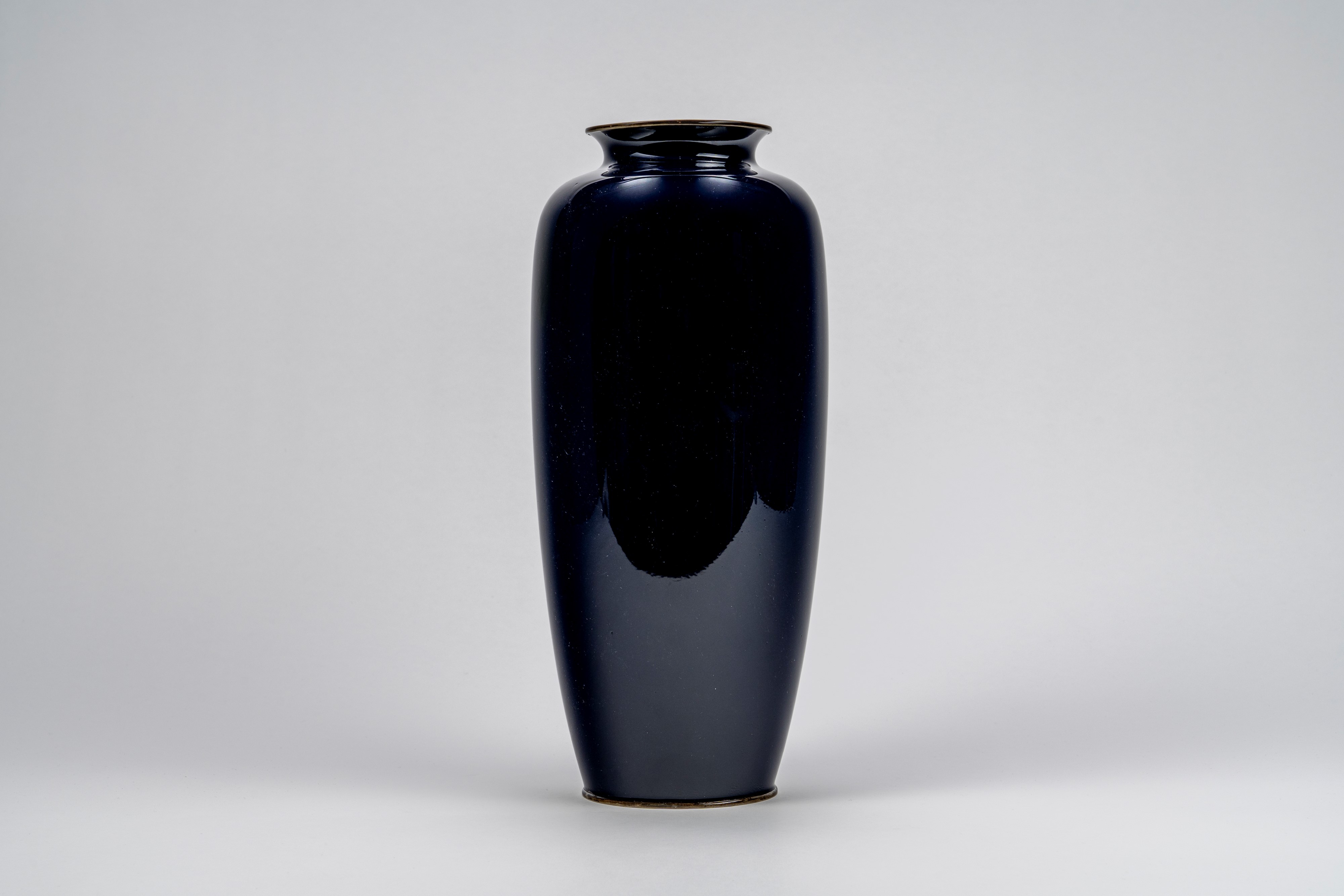 Giappone, Vaso cloisonné con decoro floreale a sfondo blu notte, periodo Meiji