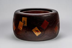 Hibachi (braciere) in legno scolpito a foggia di tronco con placche in lacca, Giappone, periodo Meiji