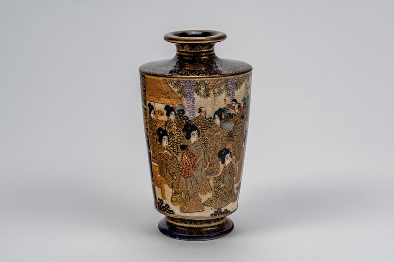 Piccolo vaso Satsuma a fondo blu con geishe, Giappone, periodo Meiji