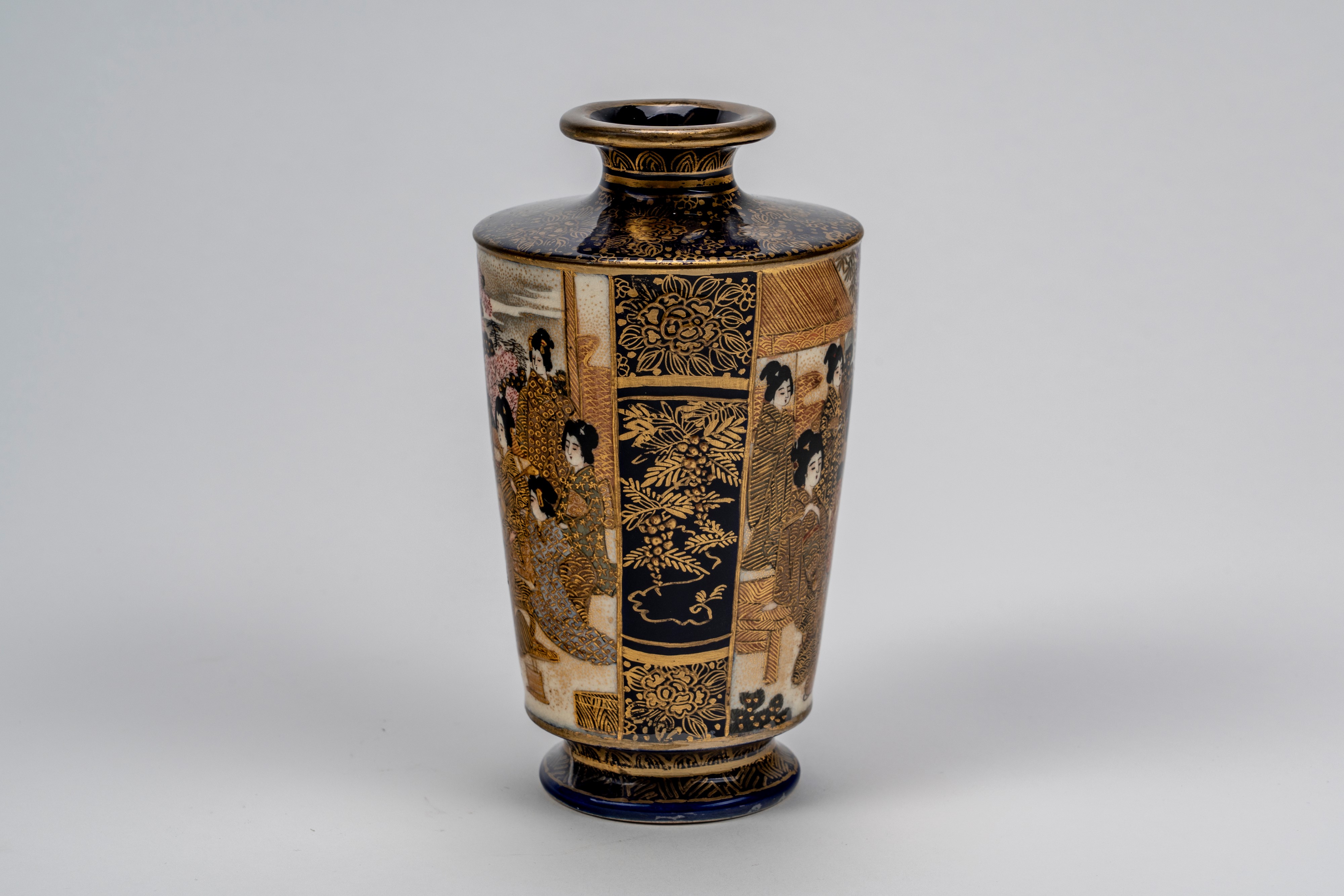 Piccolo vaso Satsuma a fondo blu con geishe, Giappone, periodo Meiji