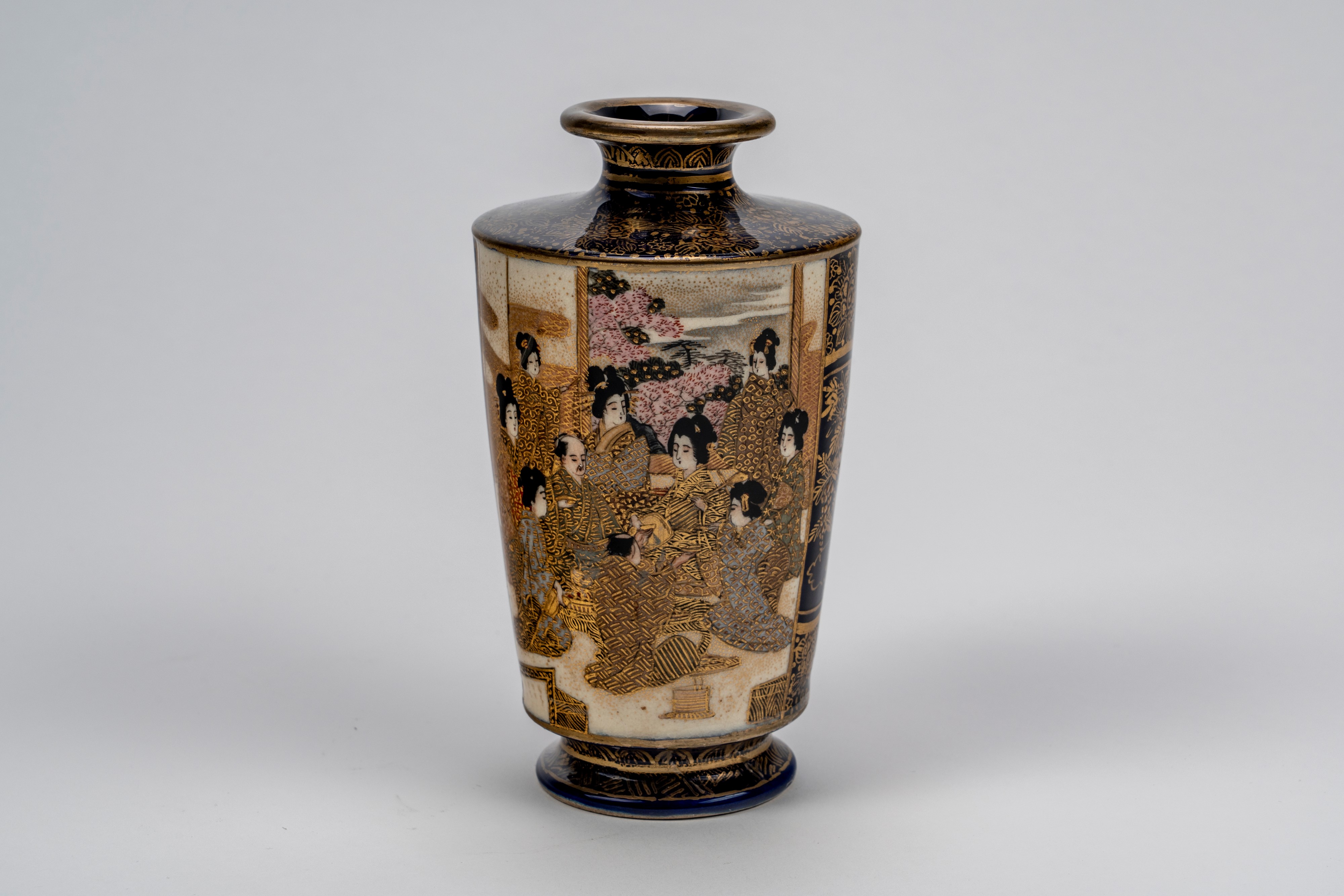 Piccolo vaso Satsuma a fondo blu con geishe, Giappone, periodo Meiji