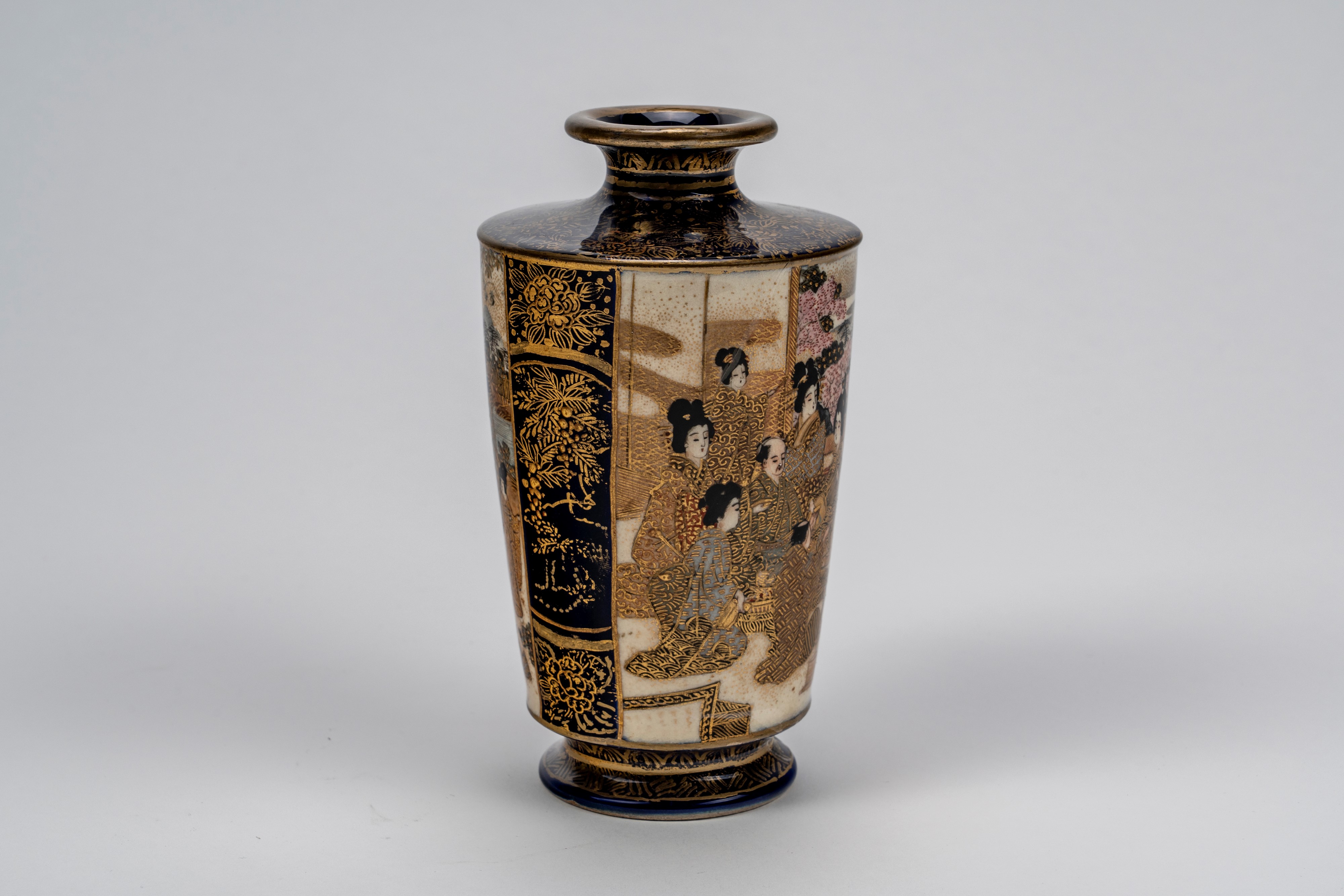 Piccolo vaso Satsuma a fondo blu con geishe, Giappone, periodo Meiji