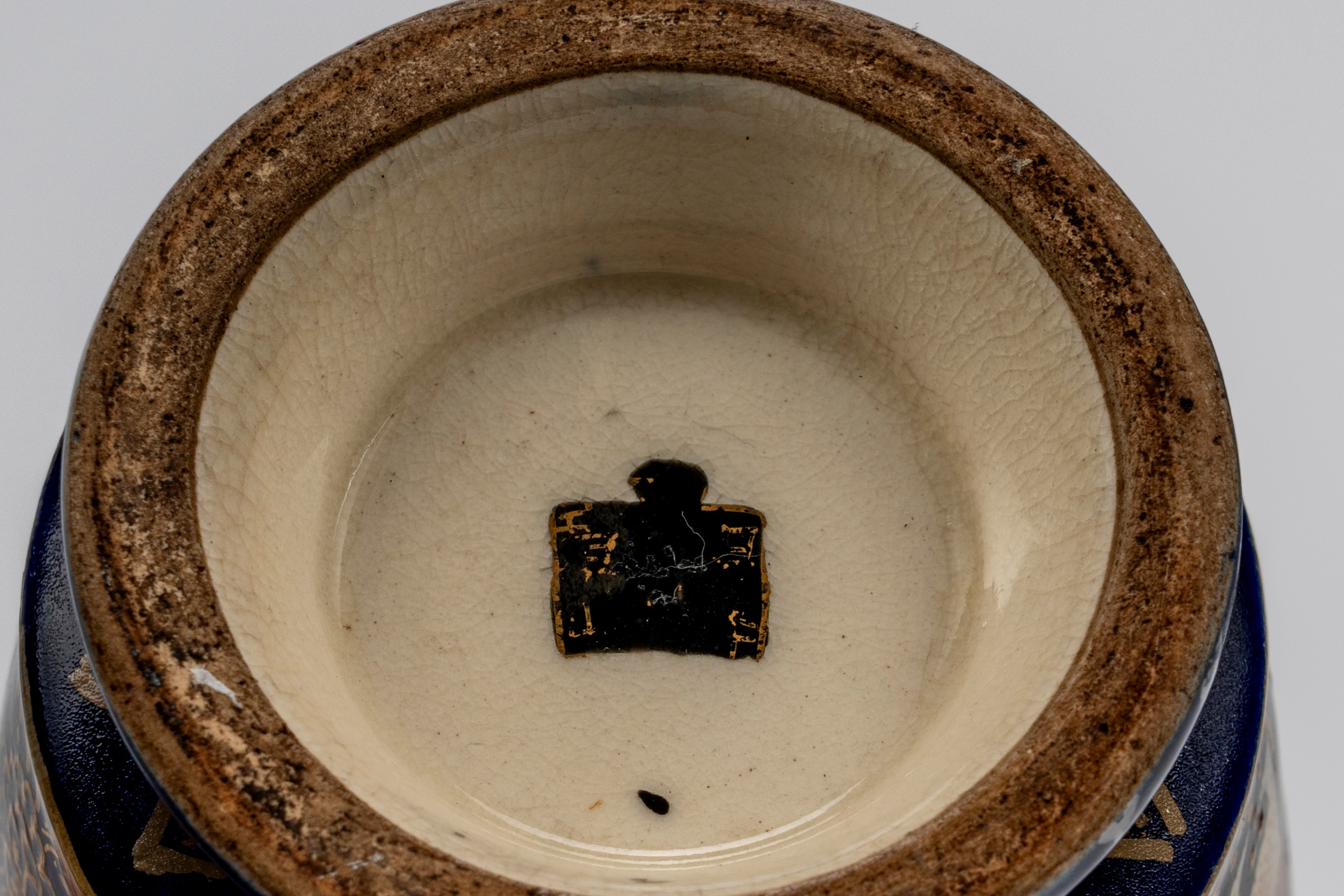 Piccolo vaso Satsuma a fondo blu con geishe, Giappone, periodo Meiji