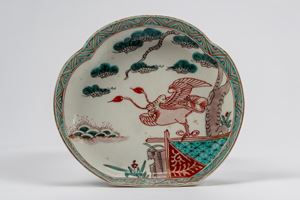 Piattino a forma di fiore in porcellana a smalti policromi kakiemon, Giappone, periodo Edo