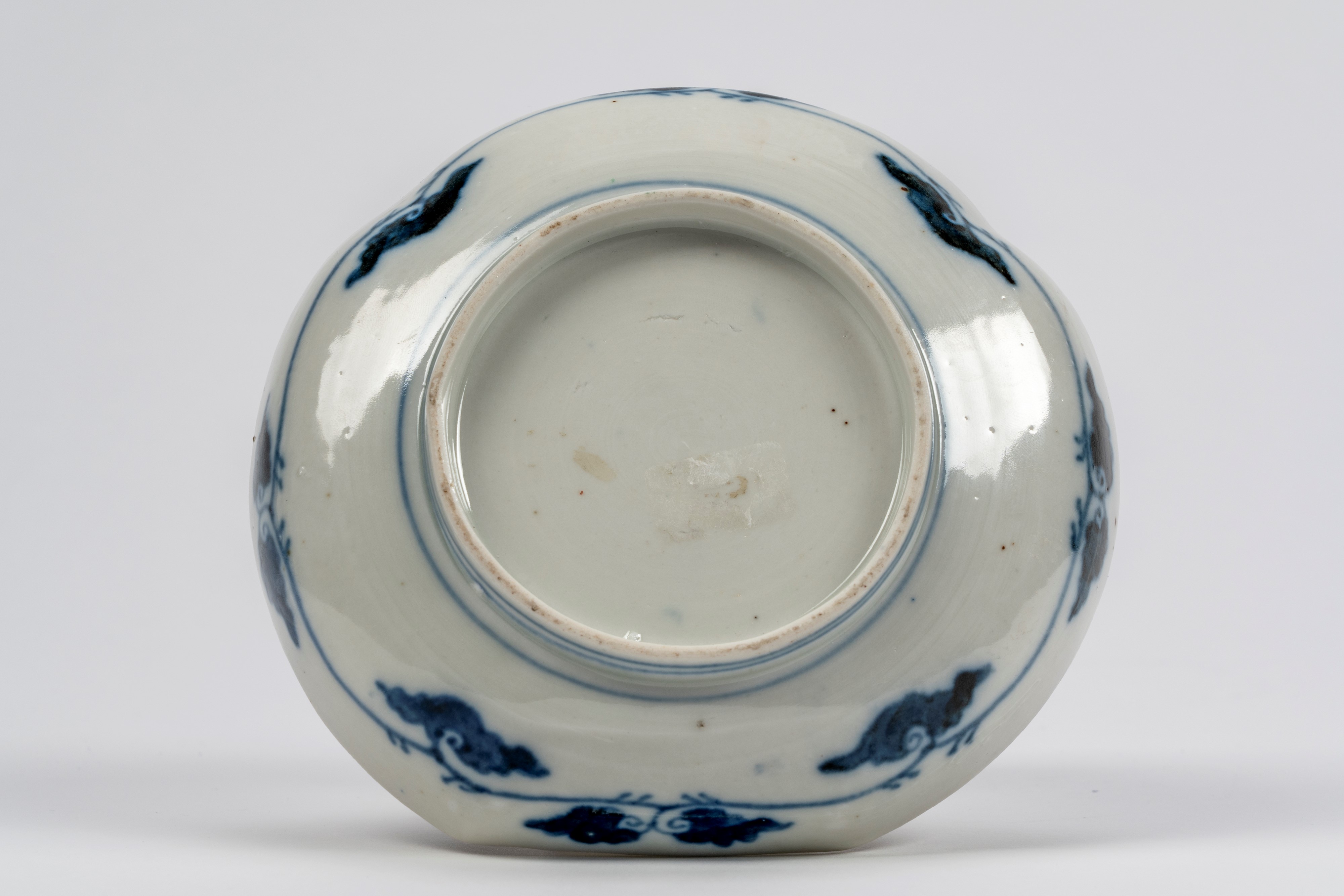 Piattino a forma di fiore in porcellana a smalti policromi kakiemon, Giappone, periodo Edo