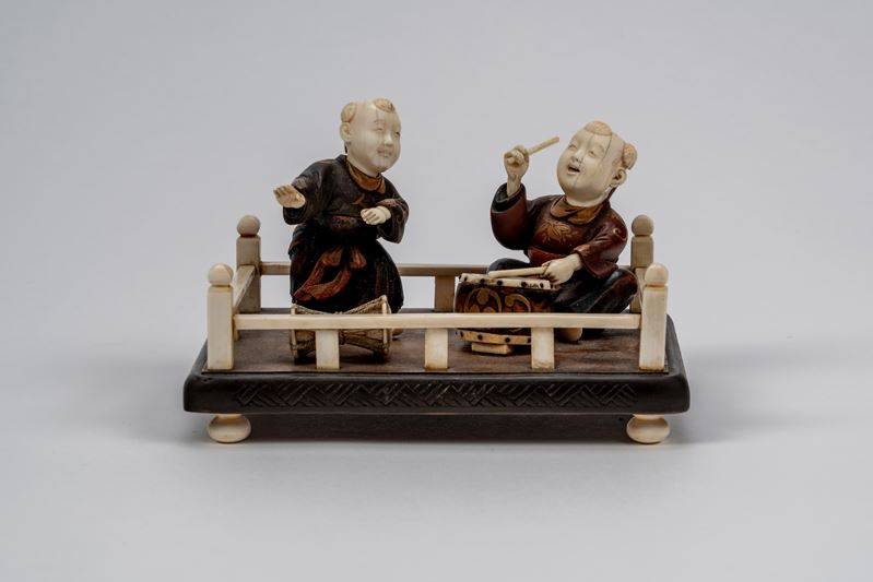 Okimono in avorio e legno con due figure di musicanti, firmato, Giappone, epoca Meiji (1868–1912)