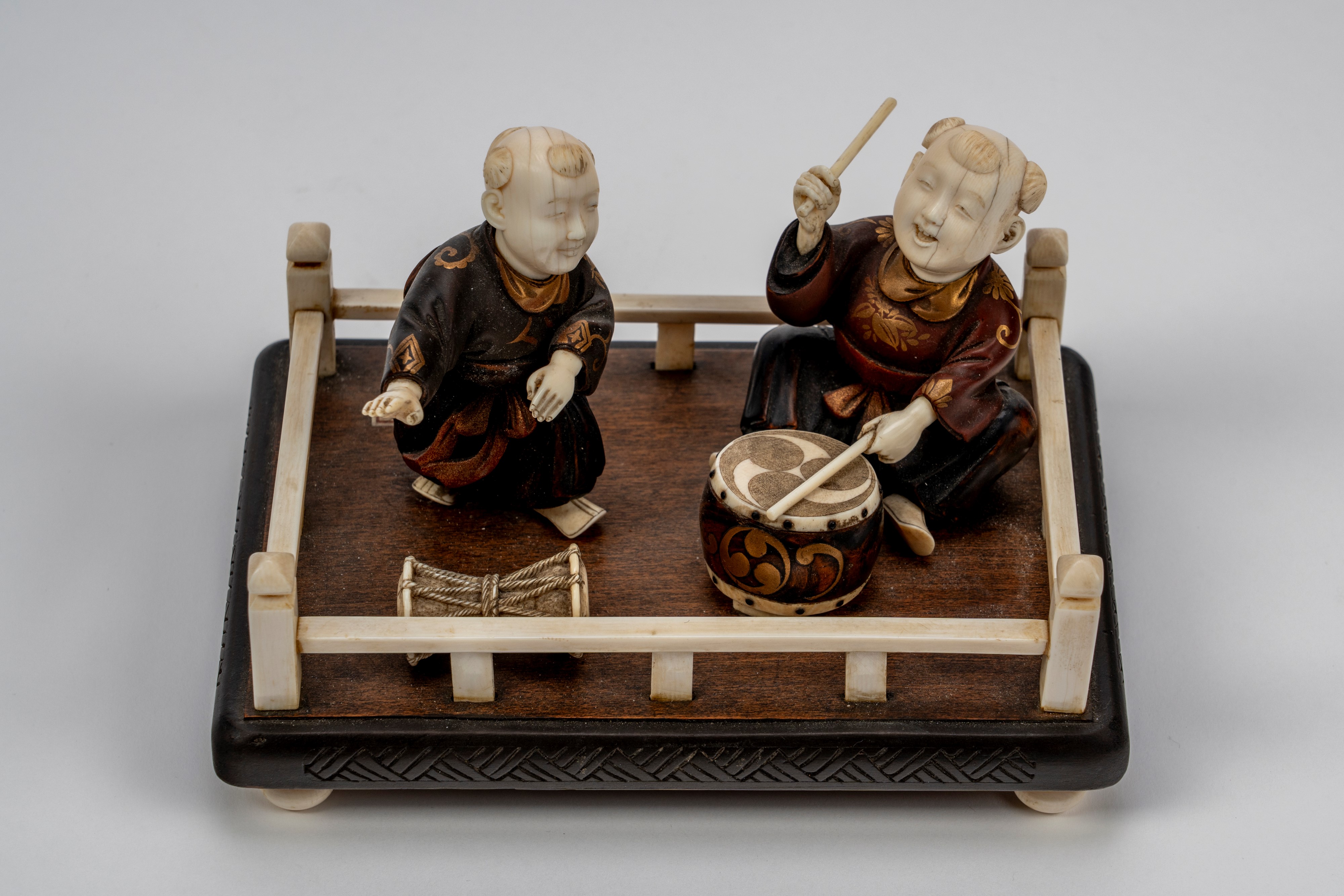 Okimono in avorio e legno con due figure di musicanti, firmato, Giappone, epoca Meiji (1868–1912)