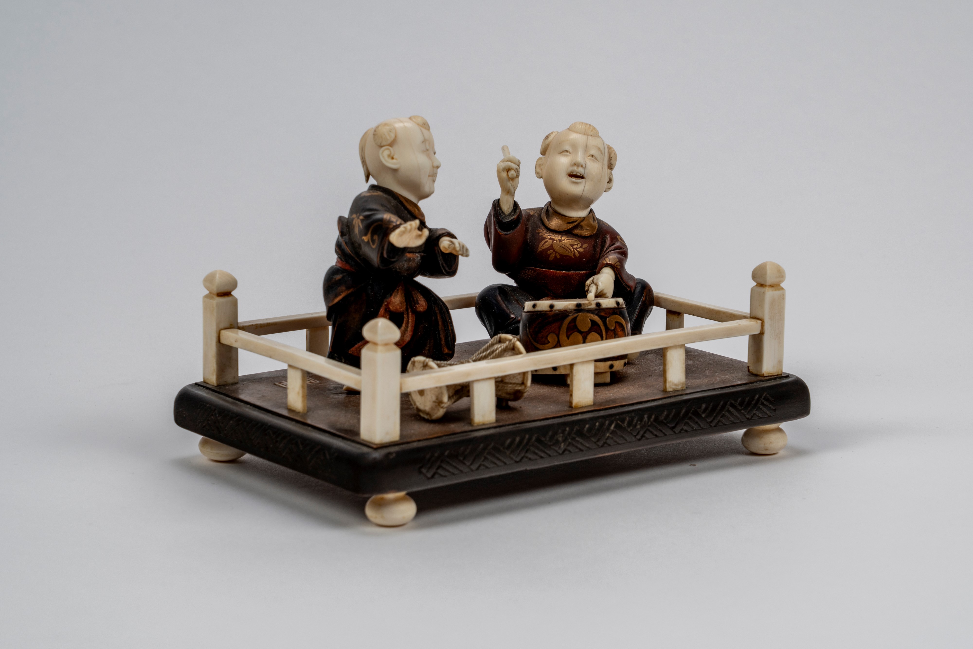 Okimono in avorio e legno con due figure di musicanti, firmato, Giappone, epoca Meiji (1868–1912)