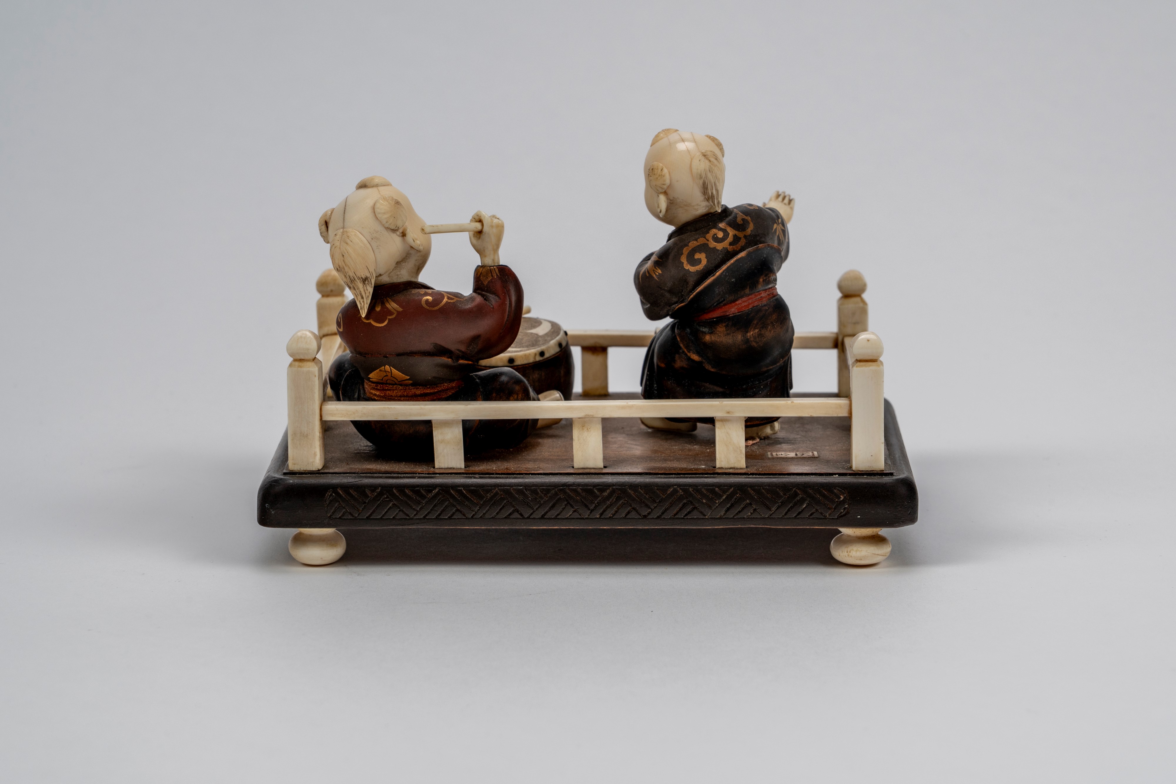 Okimono in avorio e legno con due figure di musicanti, firmato, Giappone, epoca Meiji (1868–1912)