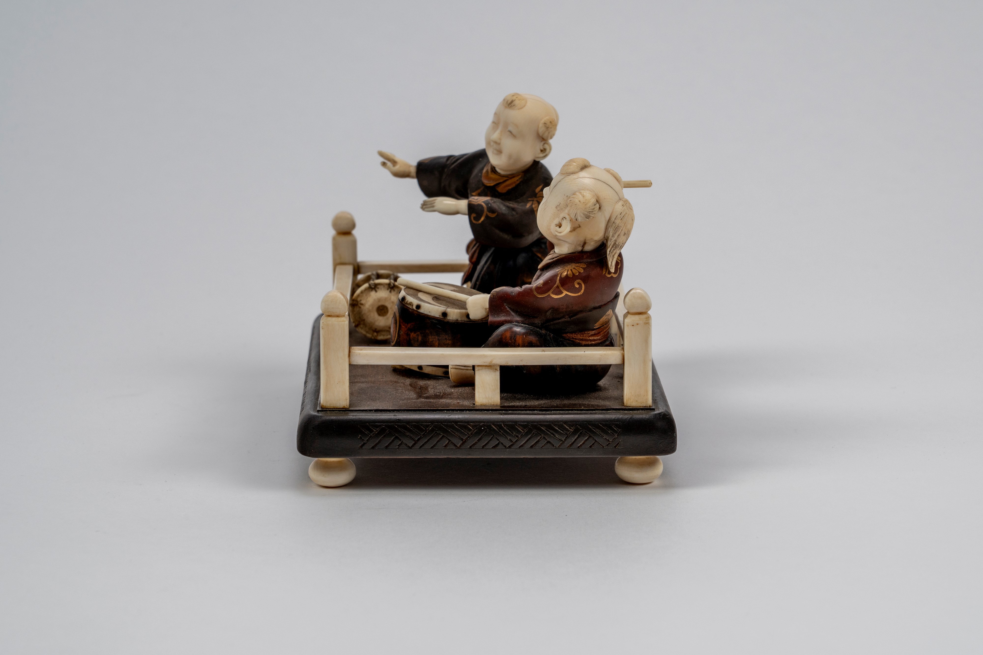Okimono in avorio e legno con due figure di musicanti, firmato, Giappone, epoca Meiji (1868–1912)