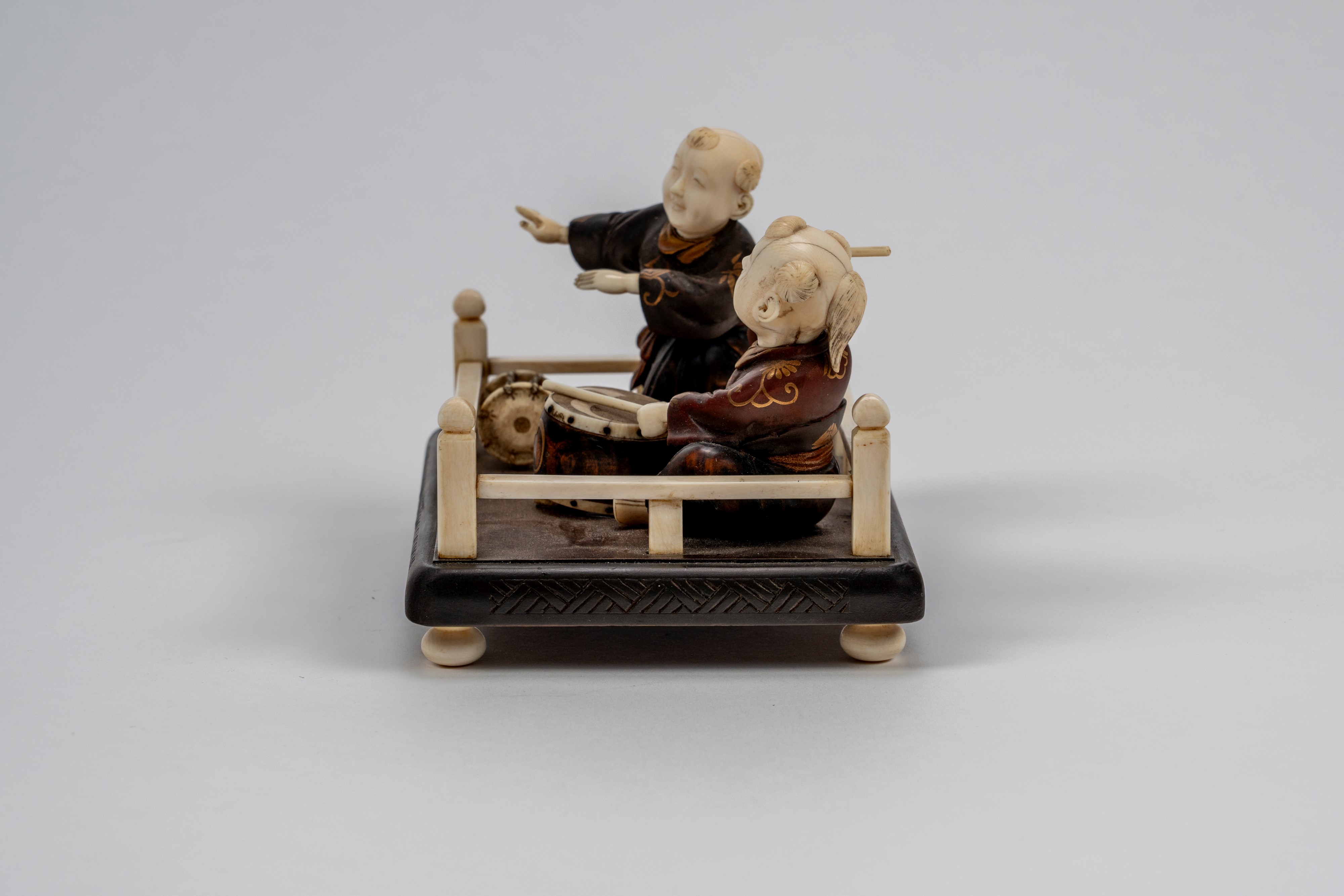 Okimono in avorio e legno con due figure di musicanti, firmato, Giappone, epoca Meiji (1868–1912)