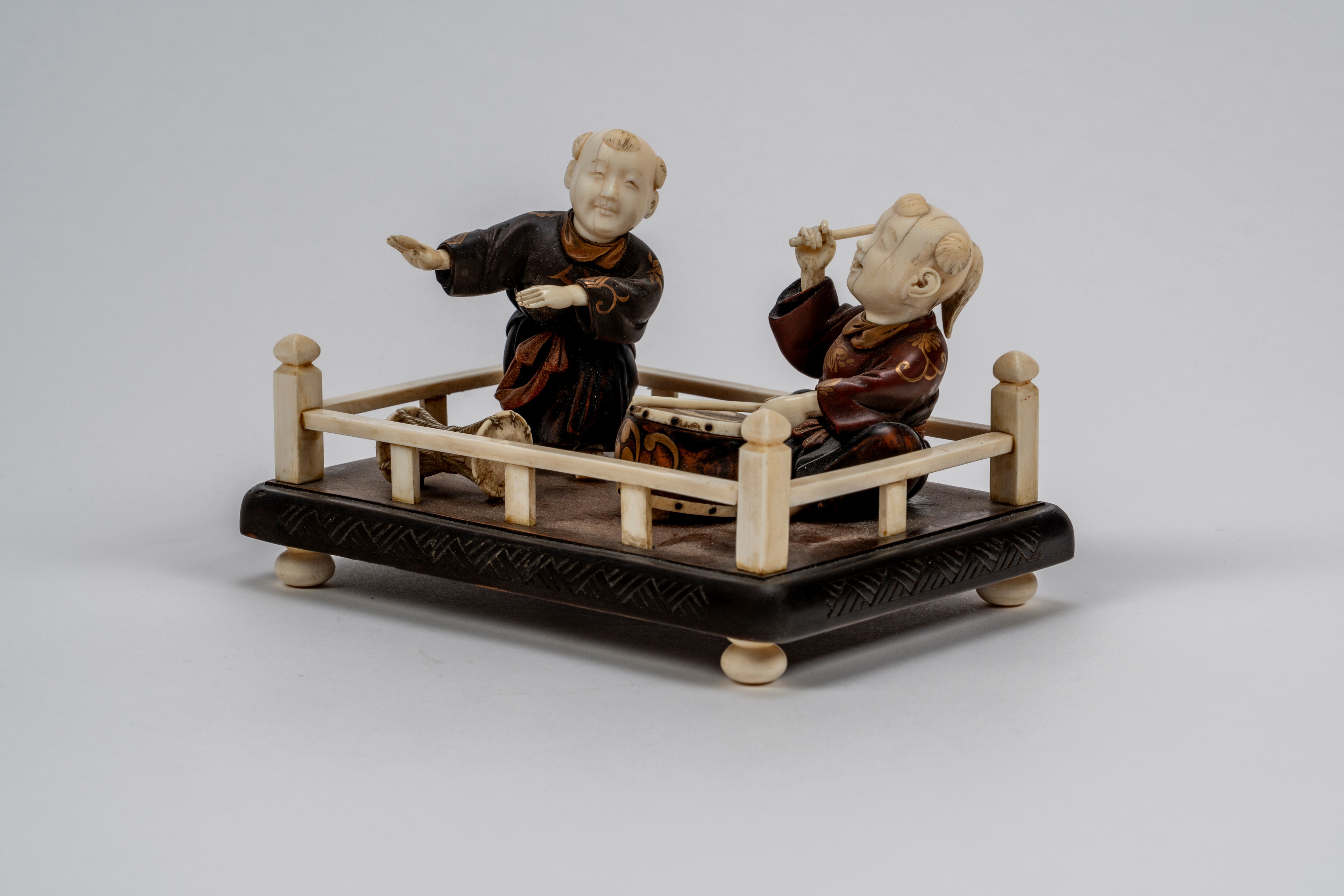 Okimono in avorio e legno con due figure di musicanti, firmato, Giappone, epoca Meiji (1868–1912)