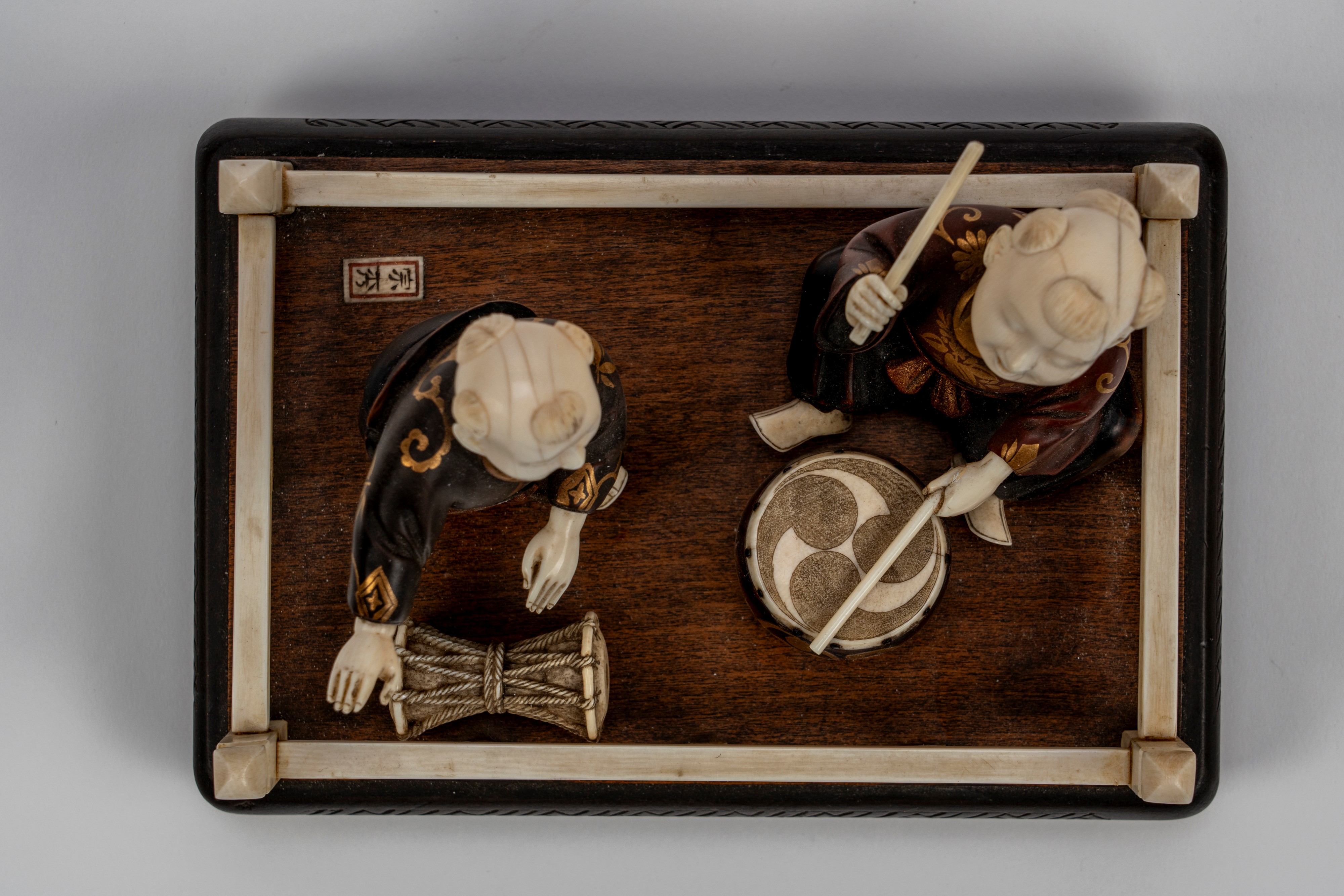 Okimono in avorio e legno con due figure di musicanti, firmato, Giappone, epoca Meiji (1868–1912)