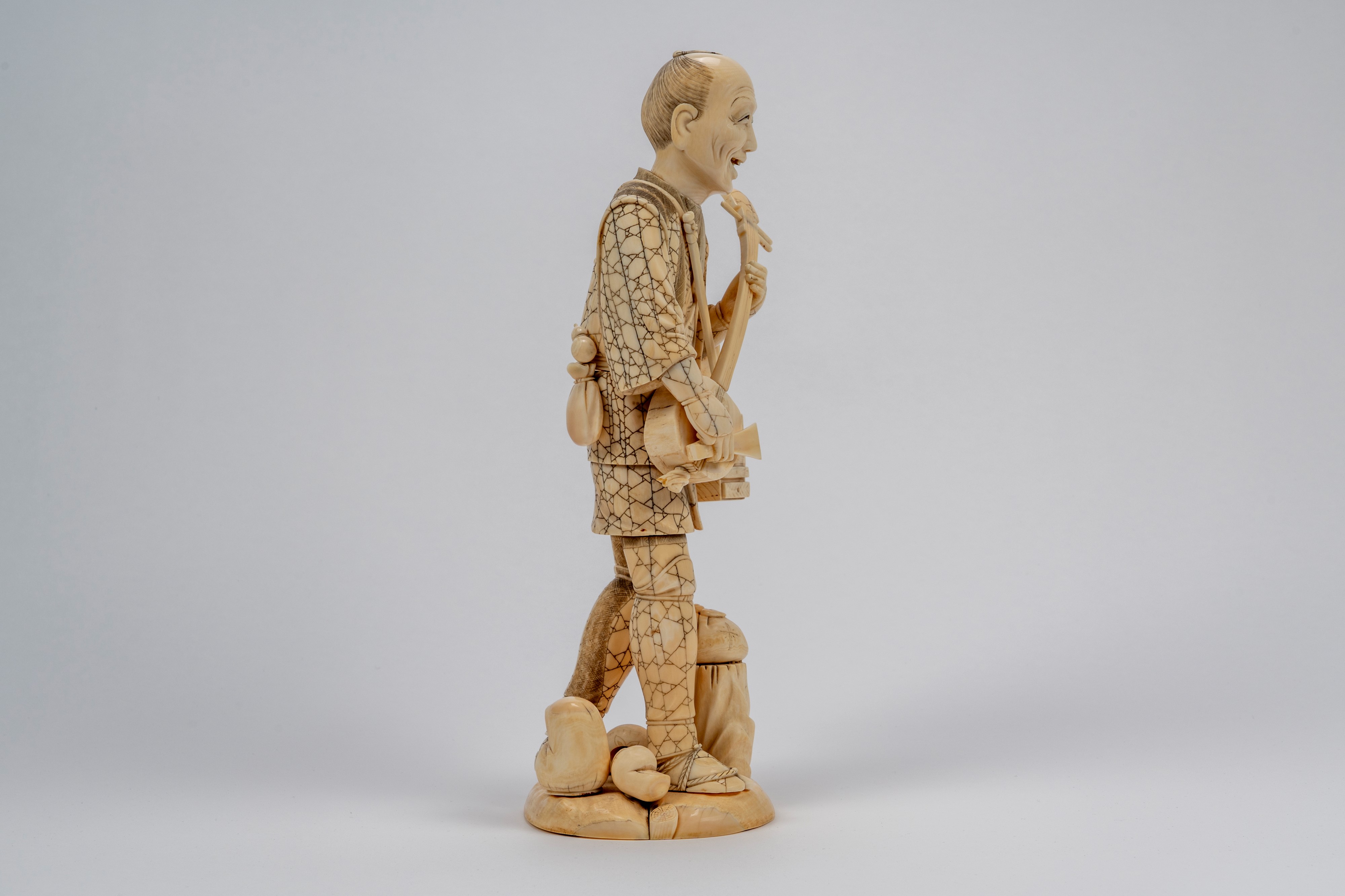 Grande okimono in avorio di suonatore ambulante di shamisen, firmata, Giappone, epoca Meiji (1868...