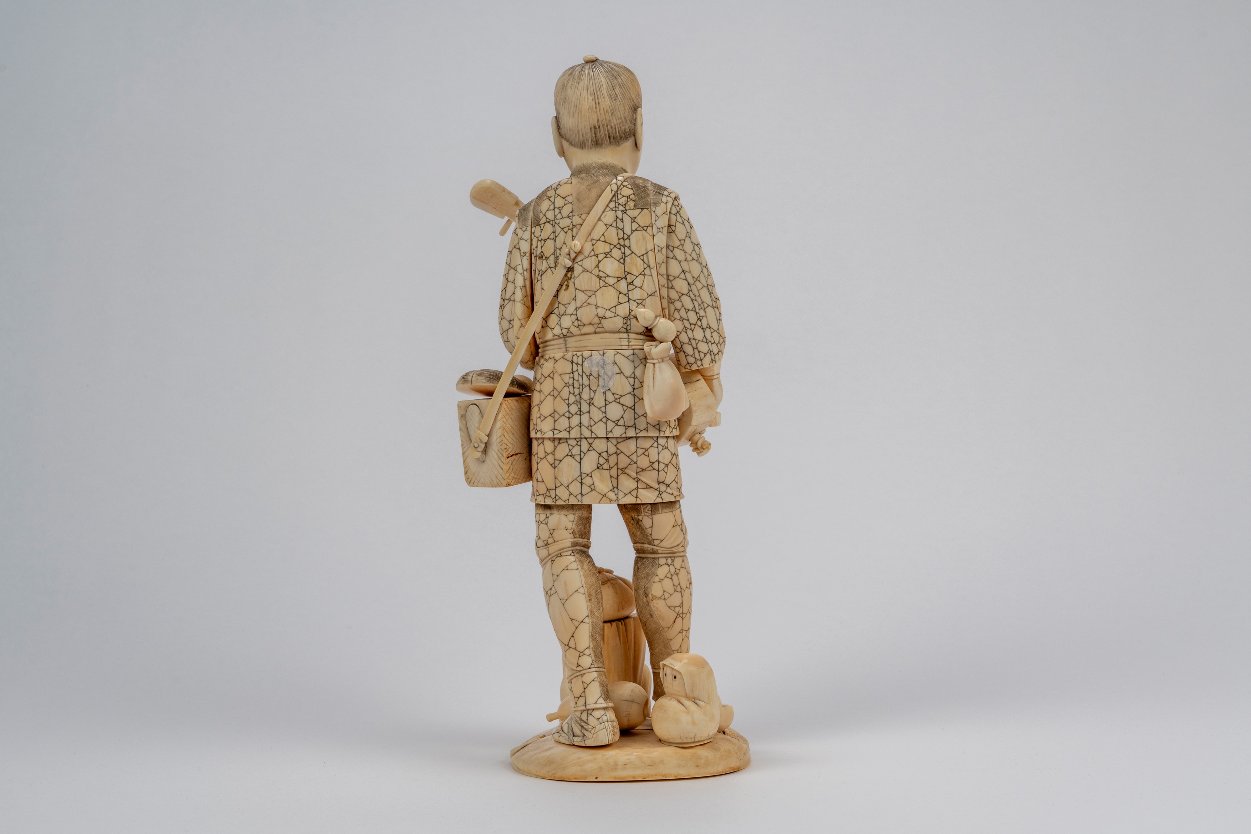 Grande okimono in avorio di suonatore ambulante di shamisen, firmata, Giappone, epoca Meiji (1868...