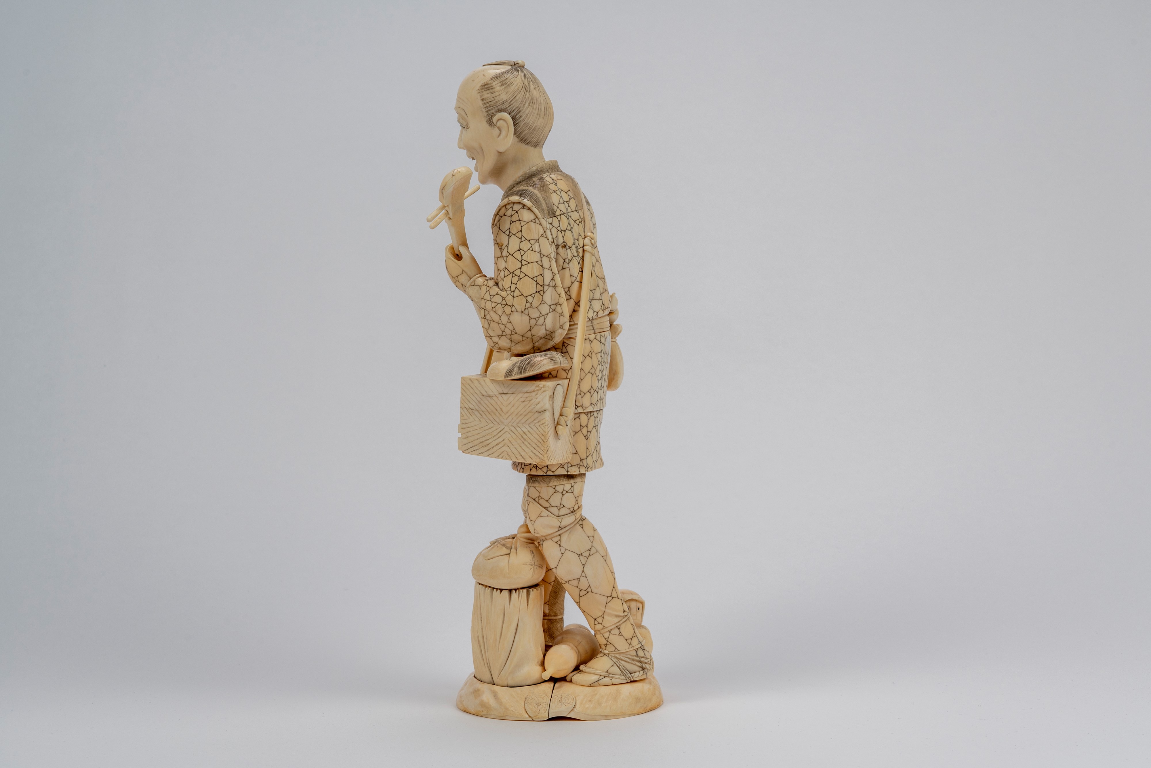 Grande okimono in avorio di suonatore ambulante di shamisen, firmata, Giappone, epoca Meiji (1868...