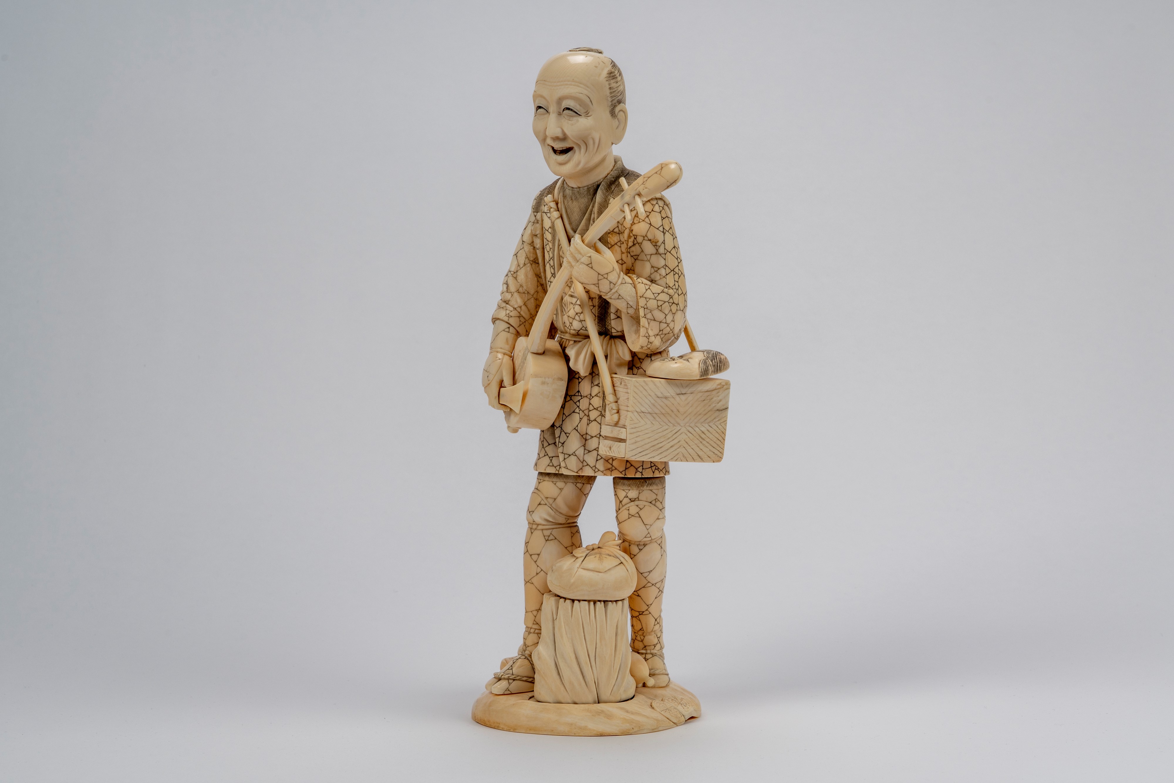 Grande okimono in avorio di suonatore ambulante di shamisen, firmata, Giappone, epoca Meiji (1868...