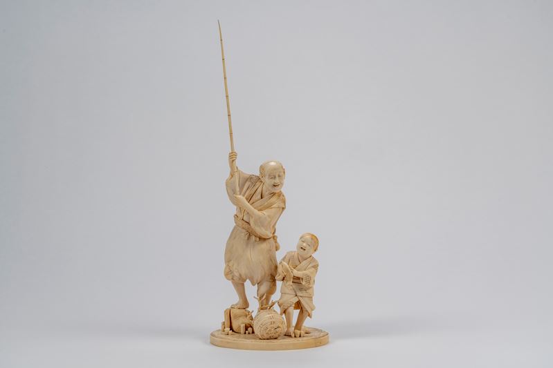 Okimono in avorio con pescatore e ragazzo, firmato Kakō, Giappone, epoca Meiji (1868–1912)