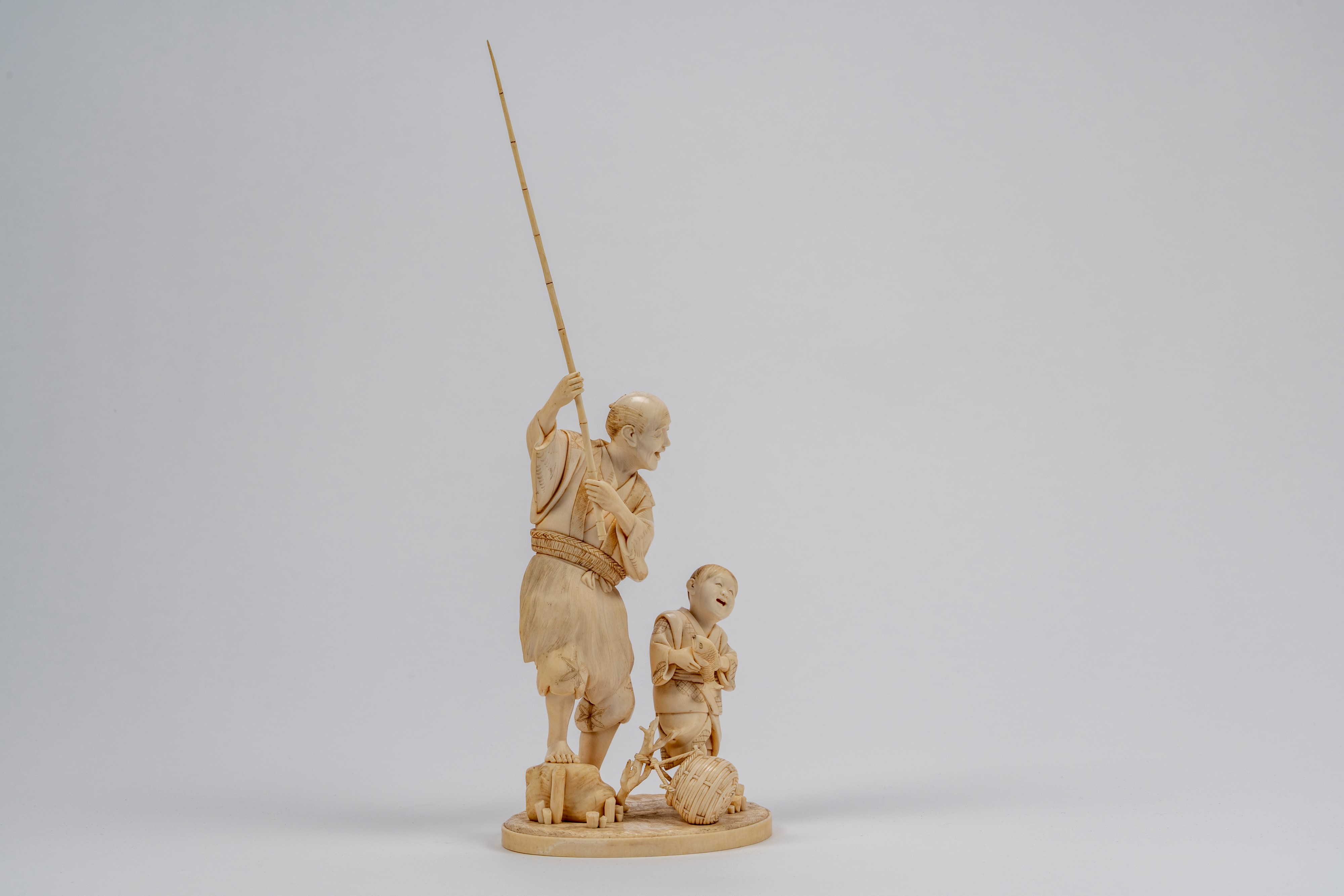 Okimono in avorio con pescatore e ragazzo, firmato Kakō, Giappone, epoca Meiji (1868–1912)