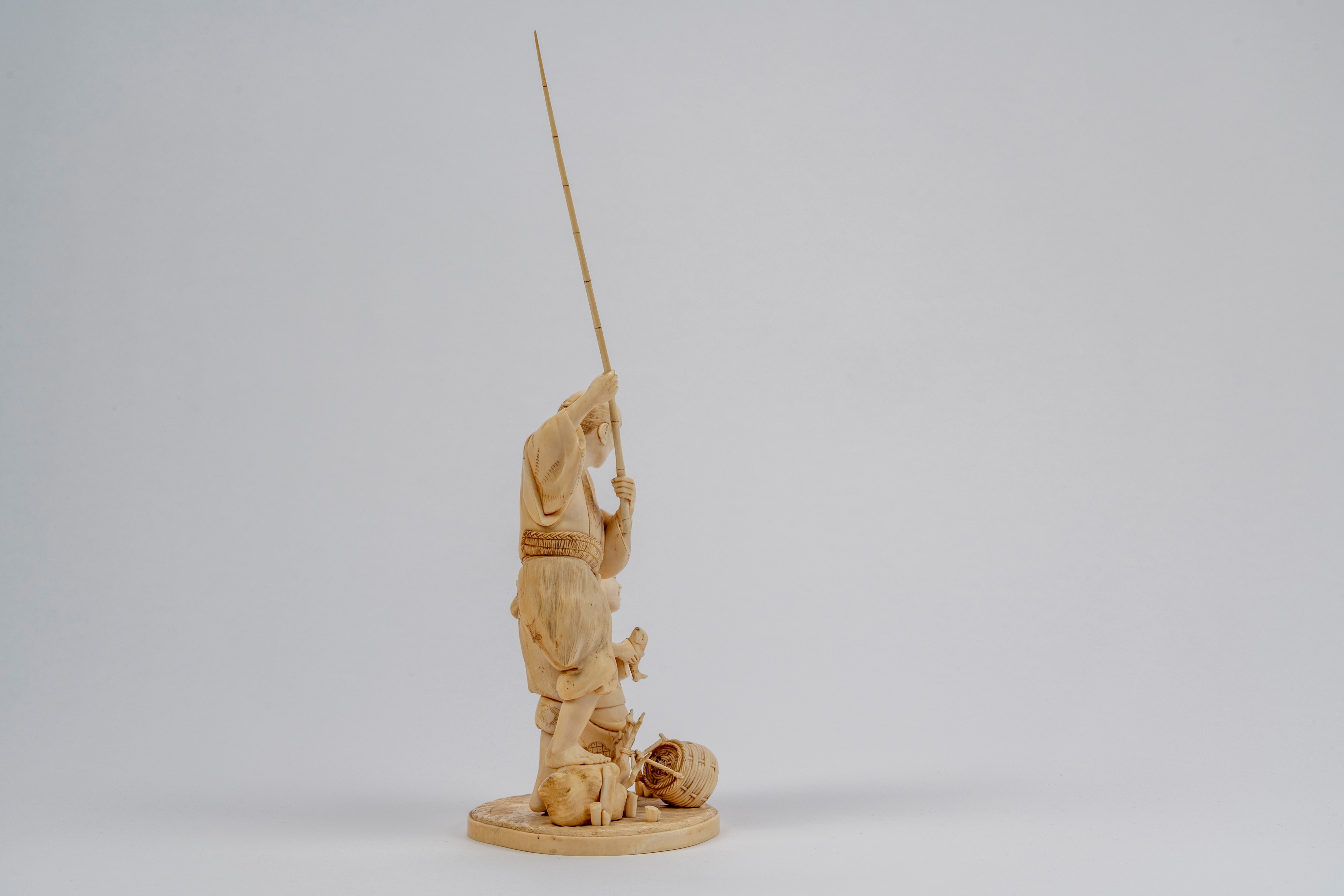Okimono in avorio con pescatore e ragazzo, firmato Kakō, Giappone, epoca Meiji (1868–1912)