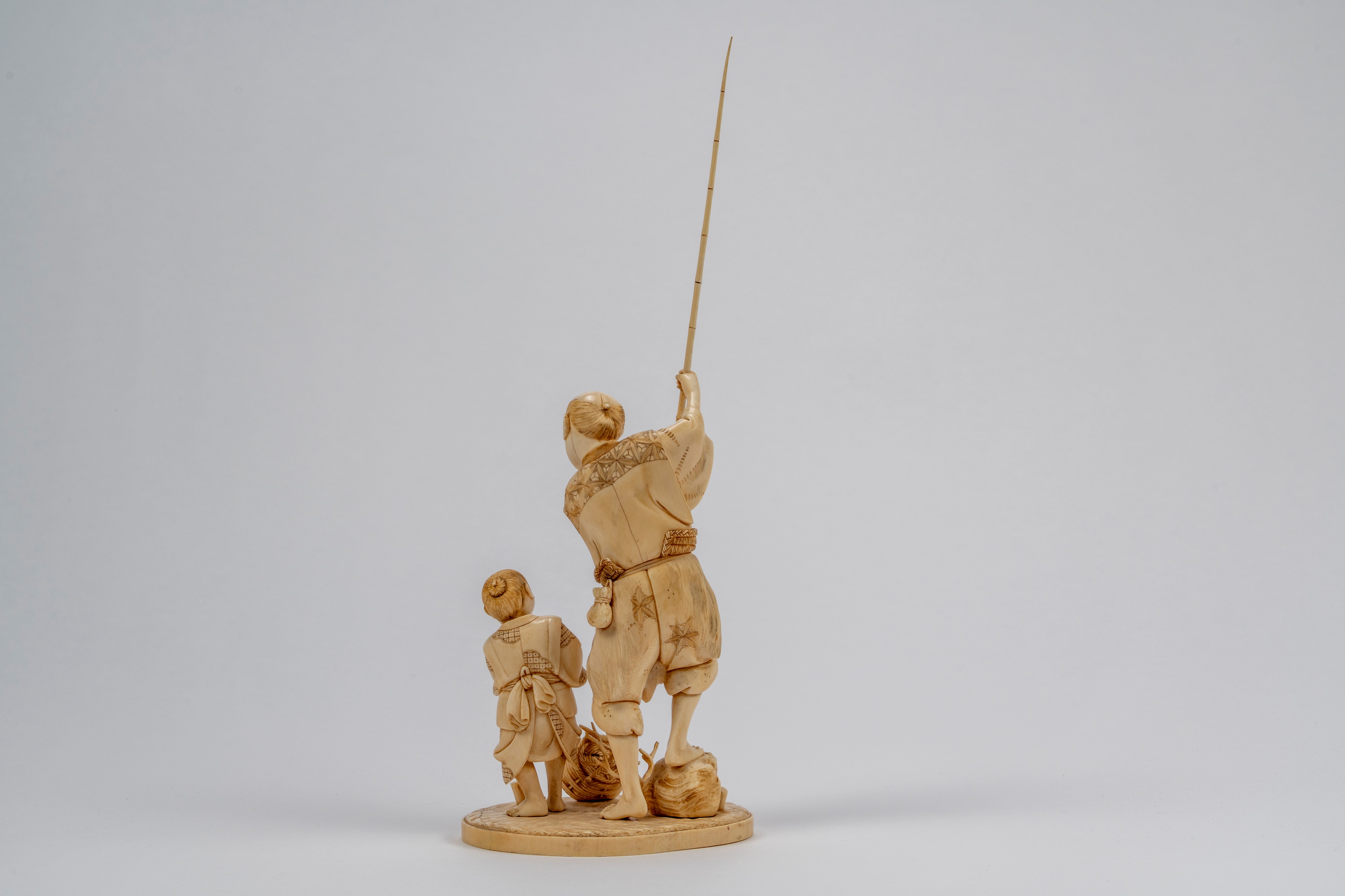 Okimono in avorio con pescatore e ragazzo, firmato Kakō, Giappone, epoca Meiji (1868–1912)