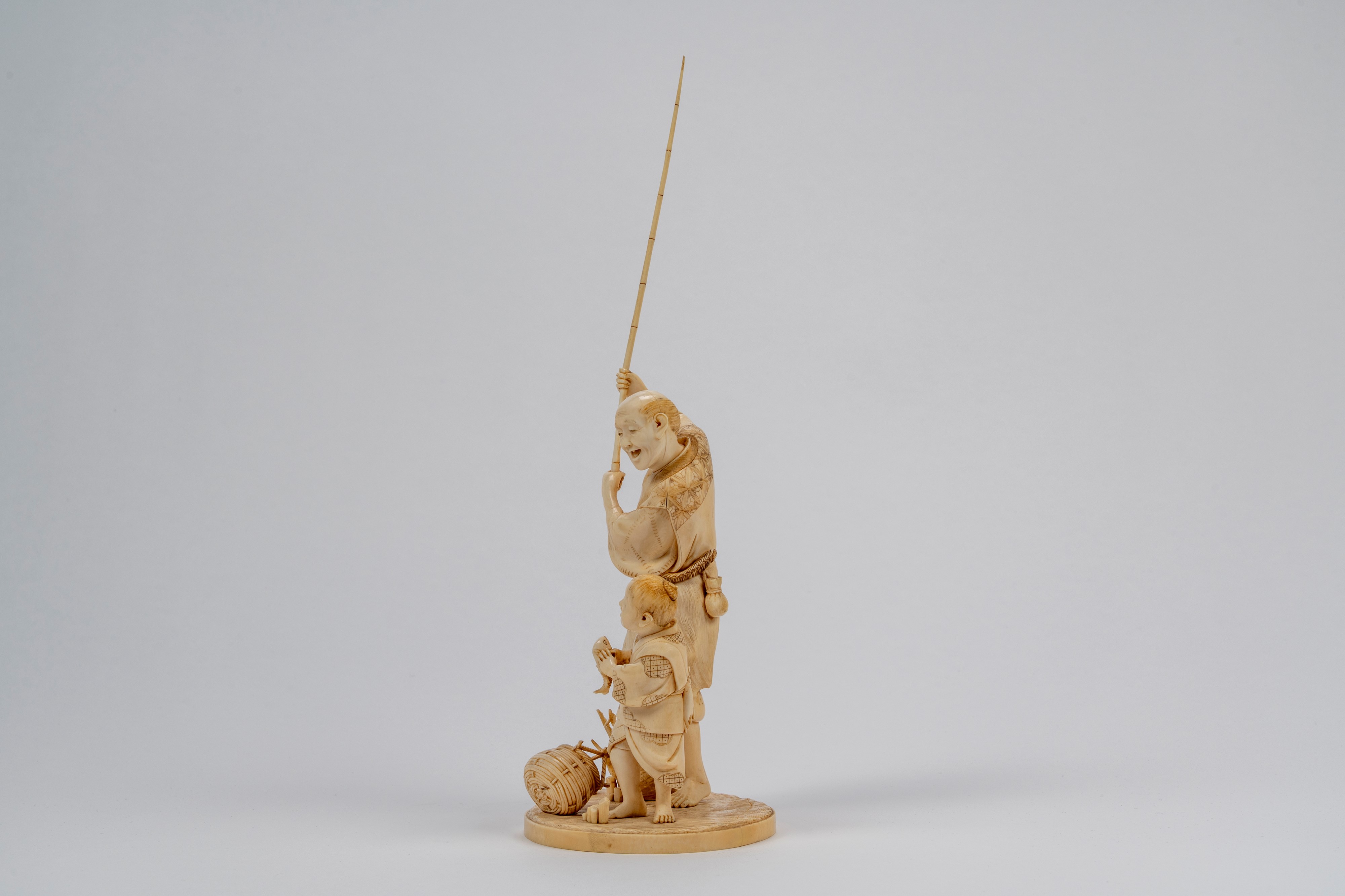 Okimono in avorio con pescatore e ragazzo, firmato Kakō, Giappone, epoca Meiji (1868–1912)