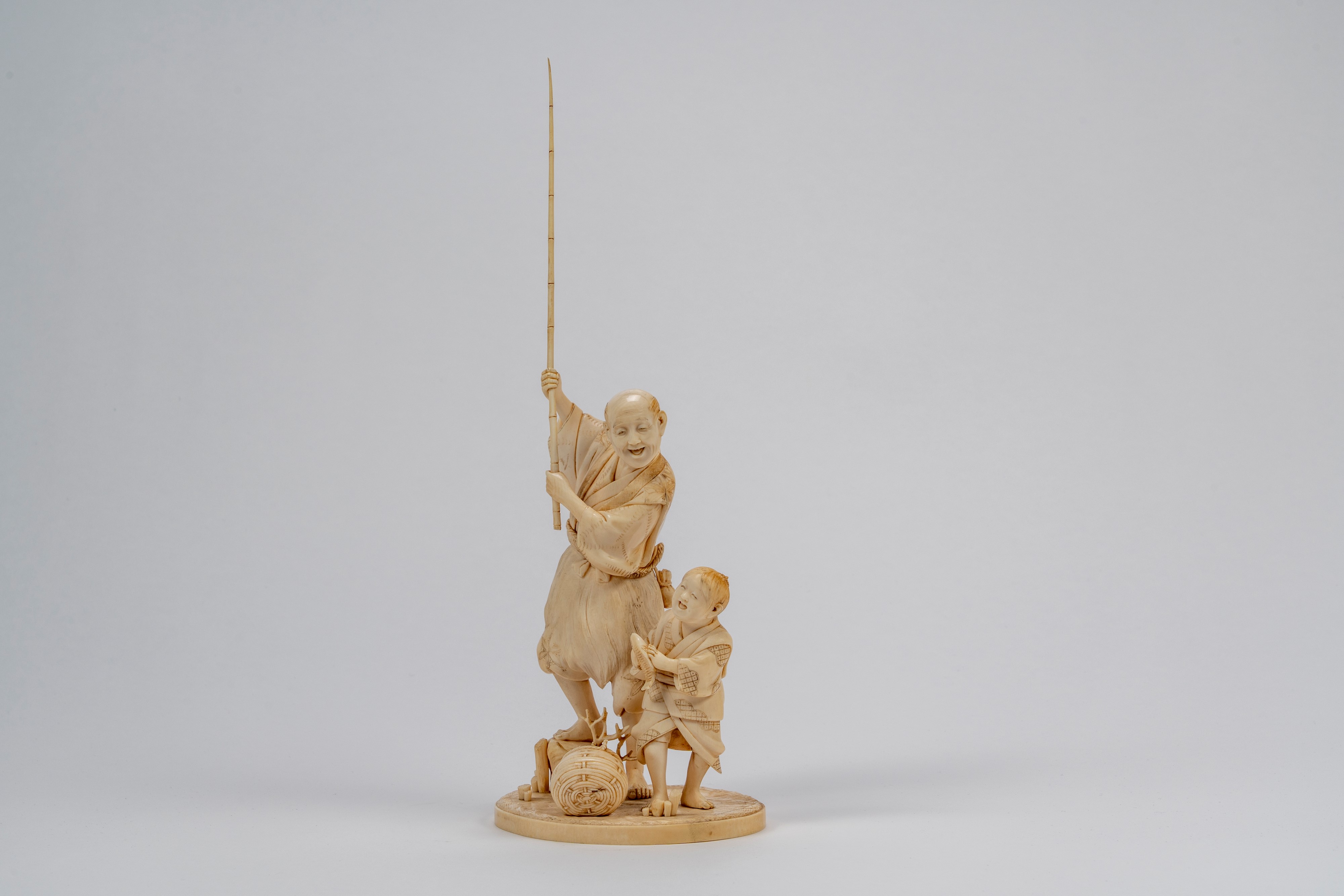 Okimono in avorio con pescatore e ragazzo, firmato Kakō, Giappone, epoca Meiji (1868–1912)